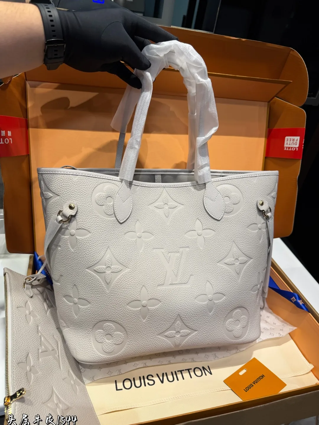 ❤️头层牛皮 p310❤️ Lv牛皮L家 Neverfull 中号购物袋!入门级的款式哦!绝对的终身款!此物经典不言而喻!街拍和实用都是非常nb的选择!大家拿到后可以感受下,皮质颗粒之间空袭分明,宽度平均,摸上去软硬适中,尺寸 32*28cm