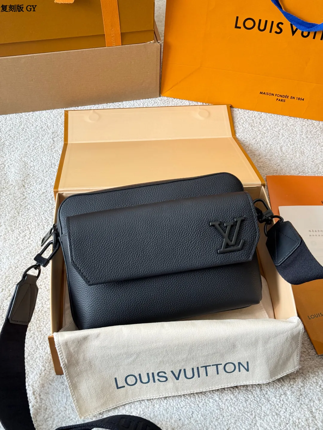 复刻版 p225 LV Takeoff 小号邮差包 LV Takeoff小号邮差包,黑色粒面牛皮+经典 Monogram压纹,低调又有质感!翻盖设计+可拆卸肩带,单肩or斜挎都OK,通勤休闲都能搭。尺寸刚好,手机钱包轻松装下,实用又时髦,是男士必入的经典单品! 尺寸 23 18cm