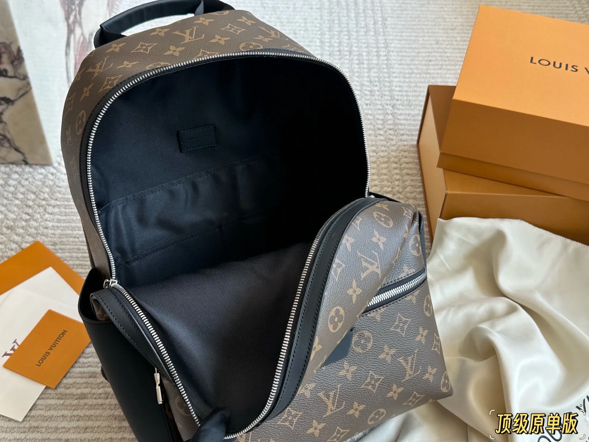 复刻版 纯牛皮 p225 经典老花潮人必备双肩包！ Discovery 小号双肩包取材 Monogram Eclipse 帆布，以更为紧凑的构型延续灵活功能。外袋、拉链前袋和开口 侧袋方便取放物品，内袋确保收纳井然有序。size： 29&times;38&times;20cm