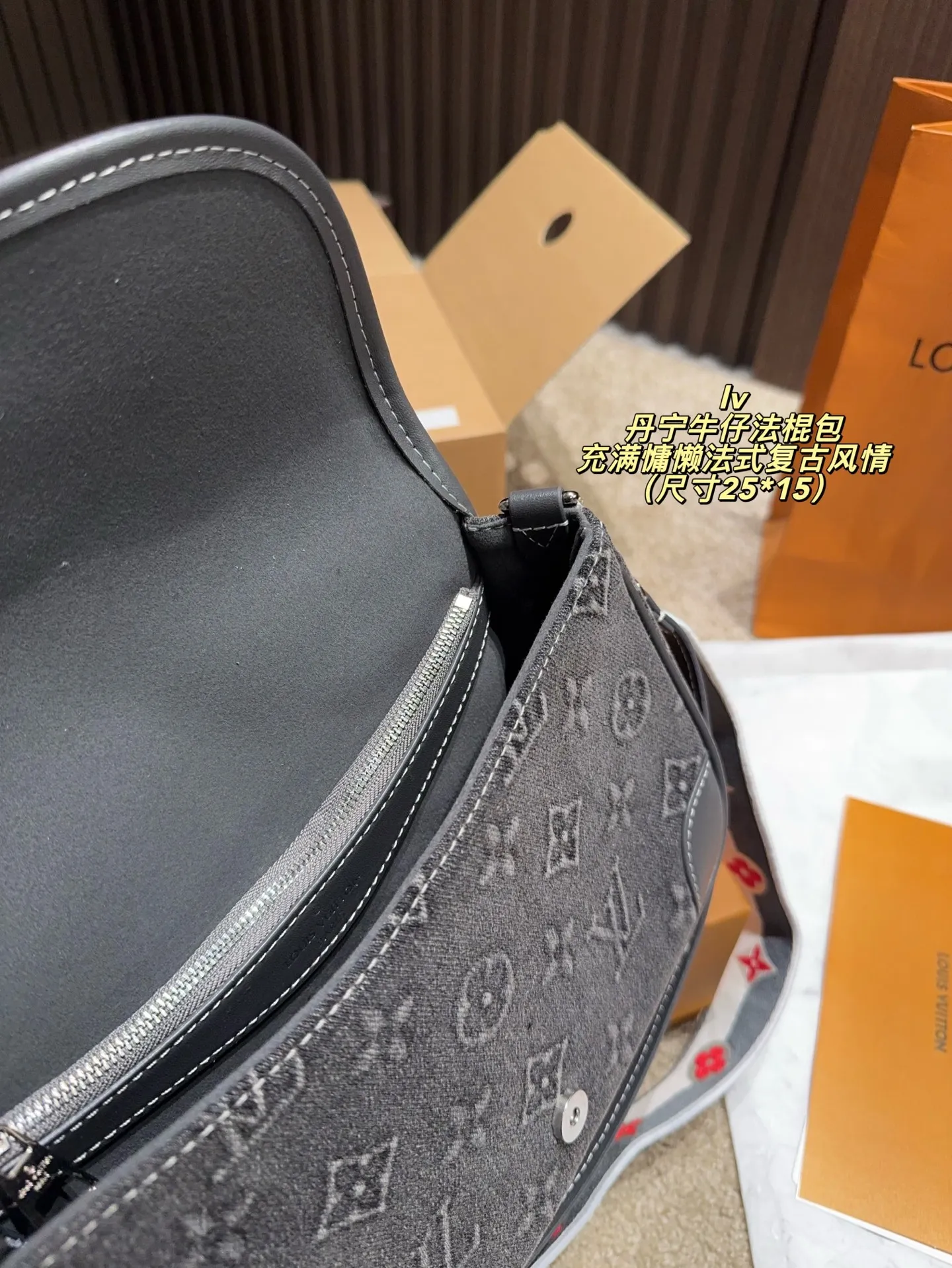 P205配折叠盒⚠️尺寸25*15 lv丹宁牛仔法棍包 充满慵懒法式复古风情的法棍包，方方正正的长方包型，采用上窄下宽的梯形设计不只更贴身，而且容纳力十足。内里开合间隔实用分明，背面也设有隔层，超级无敌能装❗️ 可拆卸长短双肩带设计，单肩斜挎手提多功能兼备