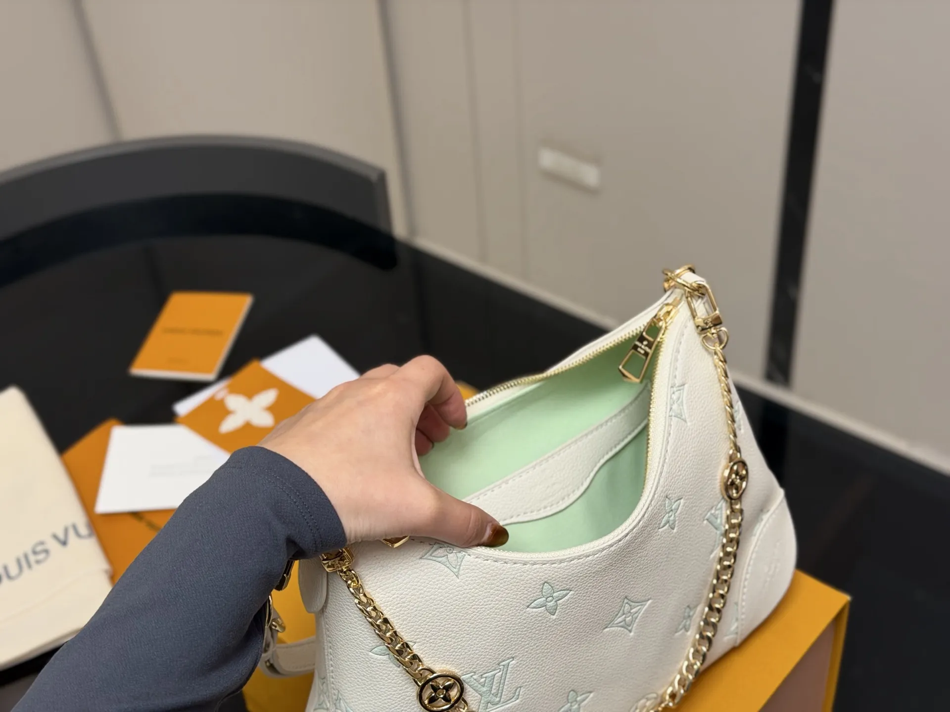 &yen;180 配折叠盒 size：29*16cm Lv 最新款牛角包 原版五金！ 定制版直接采用小牛皮 Vintage 经典单肩包 配置肩带➕链条 单肩斜挎都无敌好看百搭！