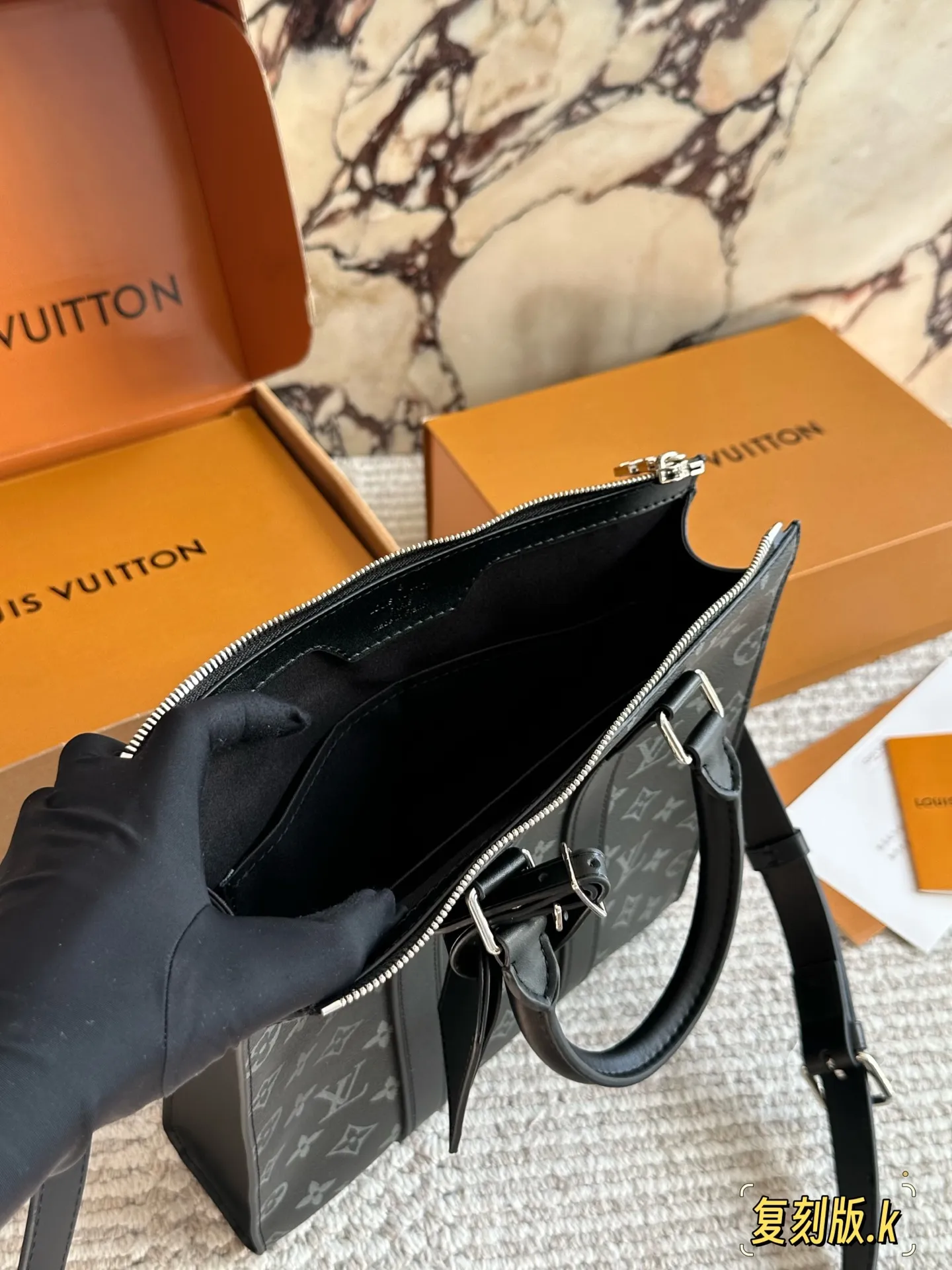 p220 配盒 lv 琴谱包 男包购物袋 万年不过时 专用LV面料原单五金 原版开模定制 男女同款 手感超软 超舒服 ⚠ 全部五金都带logo 配折叠礼盒尺寸 26 28cm