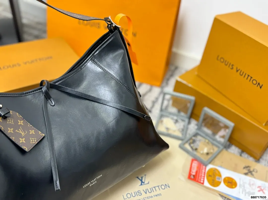 p185双盒 163芯片 围巾饰品+80(款式随机) 尺寸42.32 LV 路易威登新款carryall链条购物袋🛍️ LV新出的全黑色Dark cargo carryall空间超级ok~ 皮质超有质感,随性简约 带一点老花,今年的新一代包神