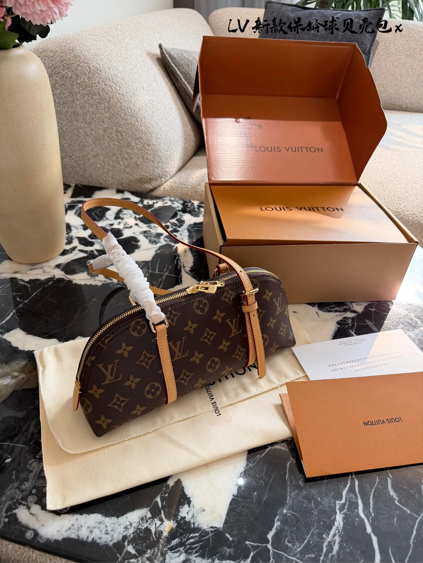 LV Papillon 26圆筒包p250 LV Papillon 26圆筒包,经典Monogram老花帆布+牛 皮饰边,复古优雅又实用! 26cm小巧尺寸,手提、单肩、斜挎都OK,,通勤休闲都能驾驭'+。灵感来自1940年代好莱坞,融合现代廓形,容量适中,日常物品轻松收纳。圆筒造型超有辨识度,是明星街拍和中古市场热门款,四季都能搭配,时髦又百搭!