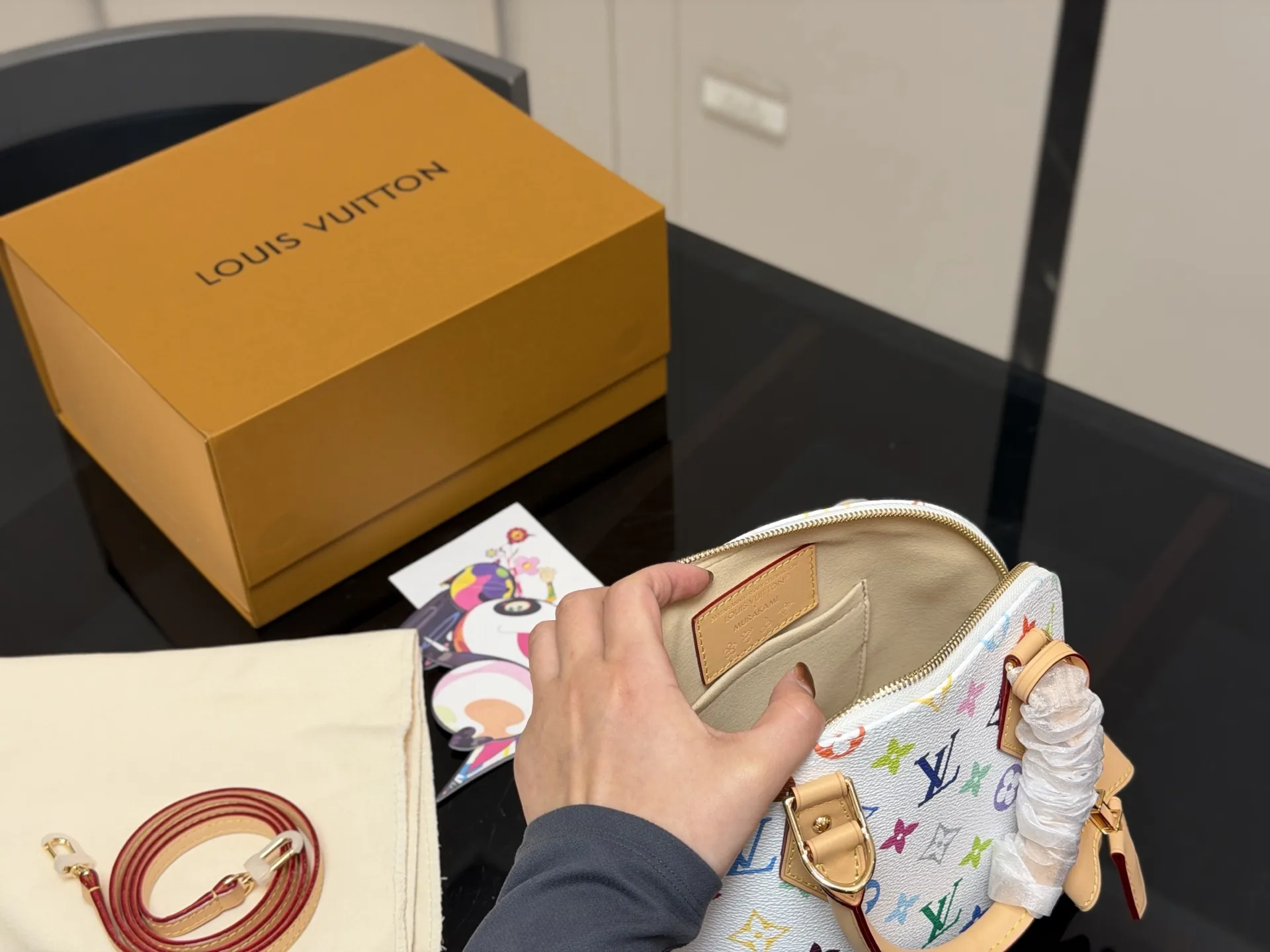 &yen;215 配折叠盒飞机盒 size：25*18cm Lv 这个白三彩 alma贝壳 太可爱啦！ 小巧又复古已经拎着溜达两天了~