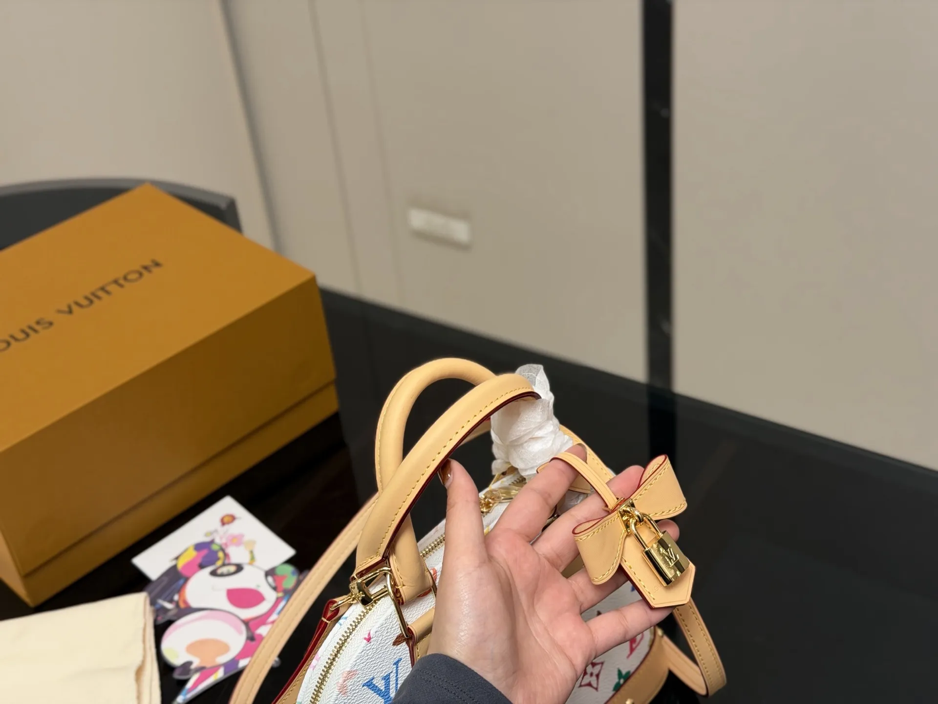 &yen;215 配折叠盒飞机盒 size：25*18cm Lv 这个白三彩 alma贝壳 太可爱啦！ 小巧又复古已经拎着溜达两天了~