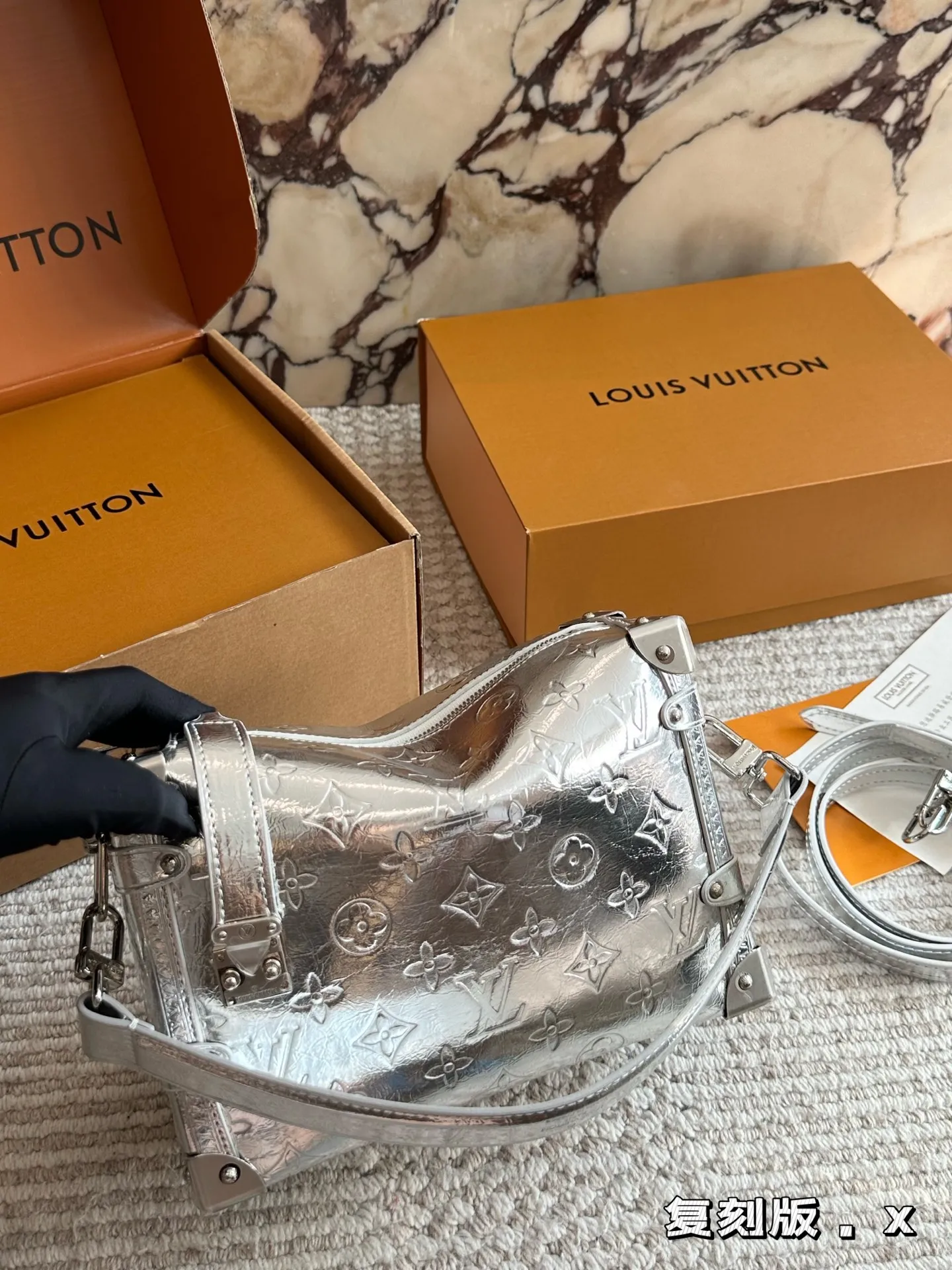 💰220 复刻版 size:23*16cm 超时空爆款 Lv 26王炸新款包trunk 谷爱凌 走秀小软箱s来了终于!!! 超级洋气 upupup 搜索🔍Lv 软箱子(盒子) 全套包装🎁