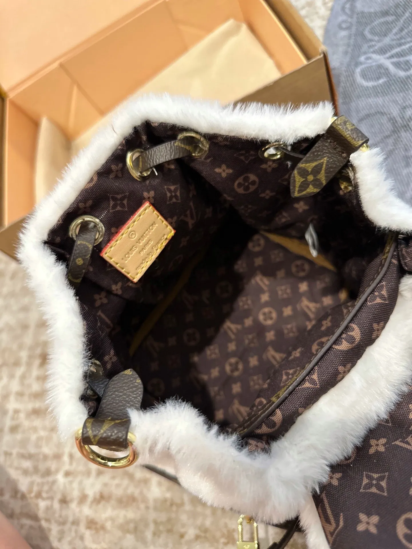 p120 礼盒包装 size 20 26 LV SKI滑雪系列vivienne Ski Snow系列 毛毛 双肩包 手机包 Louis Vuitton超限量Vivienne双肩包全日本限量发 等了一个月终于到货咯实物真的很可爱 容量感人 超可爱的手机包