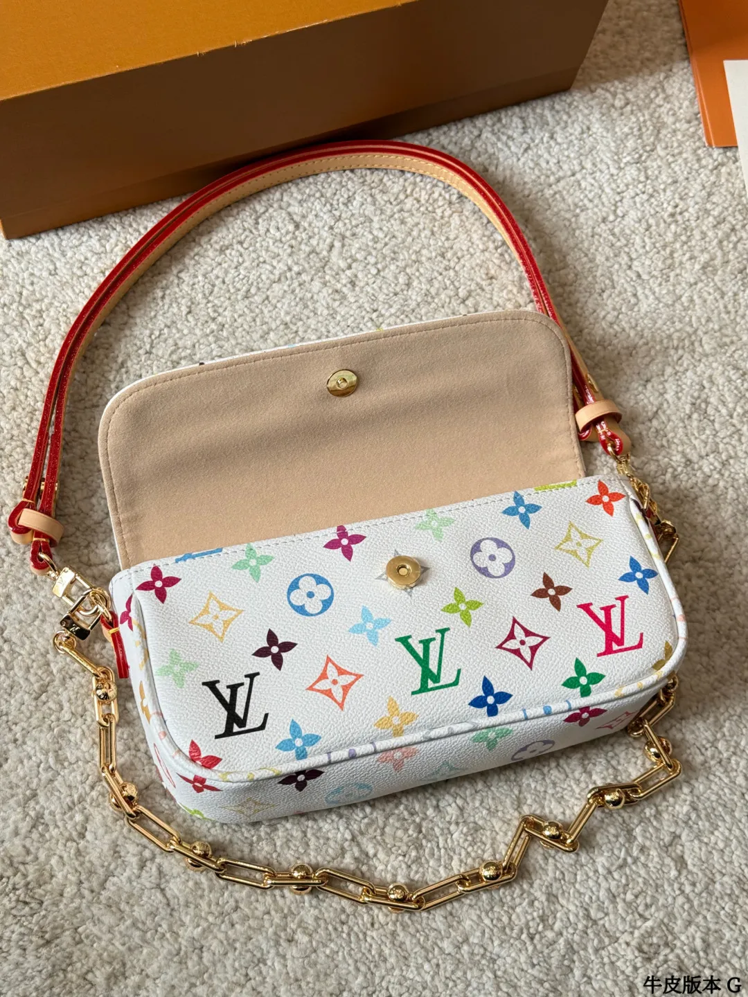 牛皮版本 p200 2025新款 LV/路易威登 WALLET ON CHAIN IVY腋下包 ~~LV ivy链条包 也是这两年的大爆款 两根肩带 包里面有做分层就很实用 尺寸22 13cm