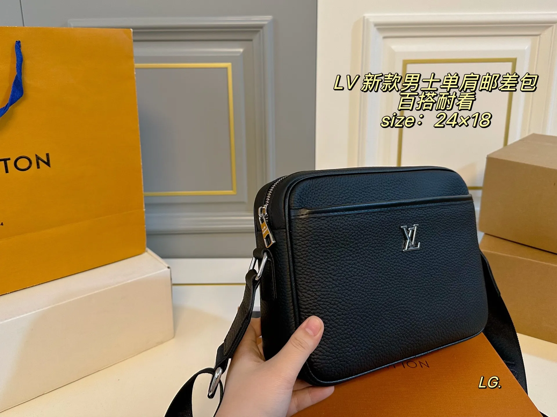 P140（配盒） size:24&times;18 LV路易威登新款男士单肩邮差包💕 原单品质，拉链开合设计，高级百搭 织物肩带🉑️调节 可斜挎可单肩方便实用！ 百搭耐看，四季🉑️背，潮酷通勤必备🖤