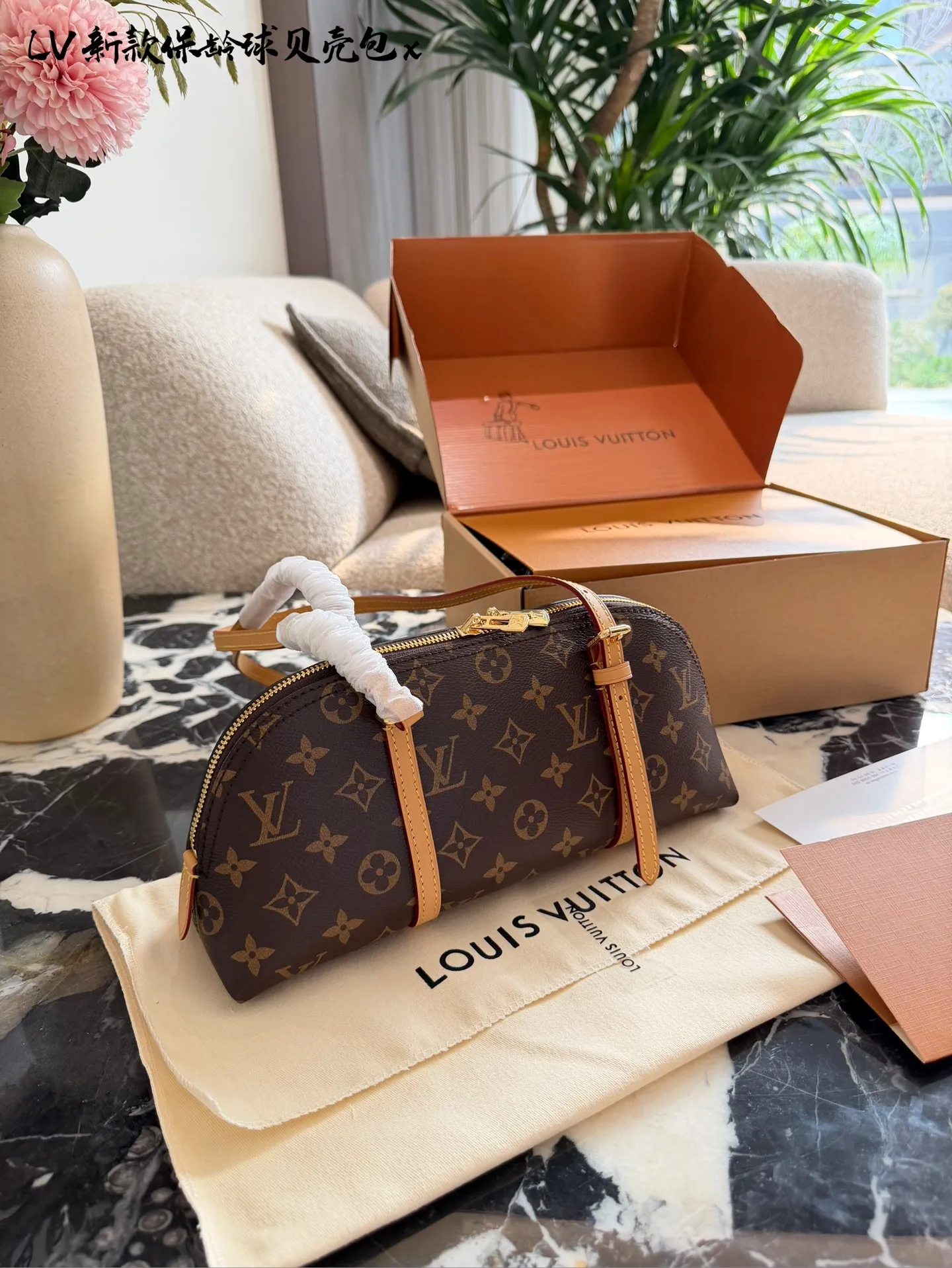 LV Papillon 26圆筒包p250 LV Papillon 26圆筒包,经典Monogram老花帆布+牛 皮饰边,复古优雅又实用! 26cm小巧尺寸,手提、单肩、斜挎都OK,,通勤休闲都能驾驭'+。灵感来自1940年代好莱坞,融合现代廓形,容量适中,日常物品轻松收纳。圆筒造型超有辨识度,是明星街拍和中古市场热门款,四季都能搭配,时髦又百搭!