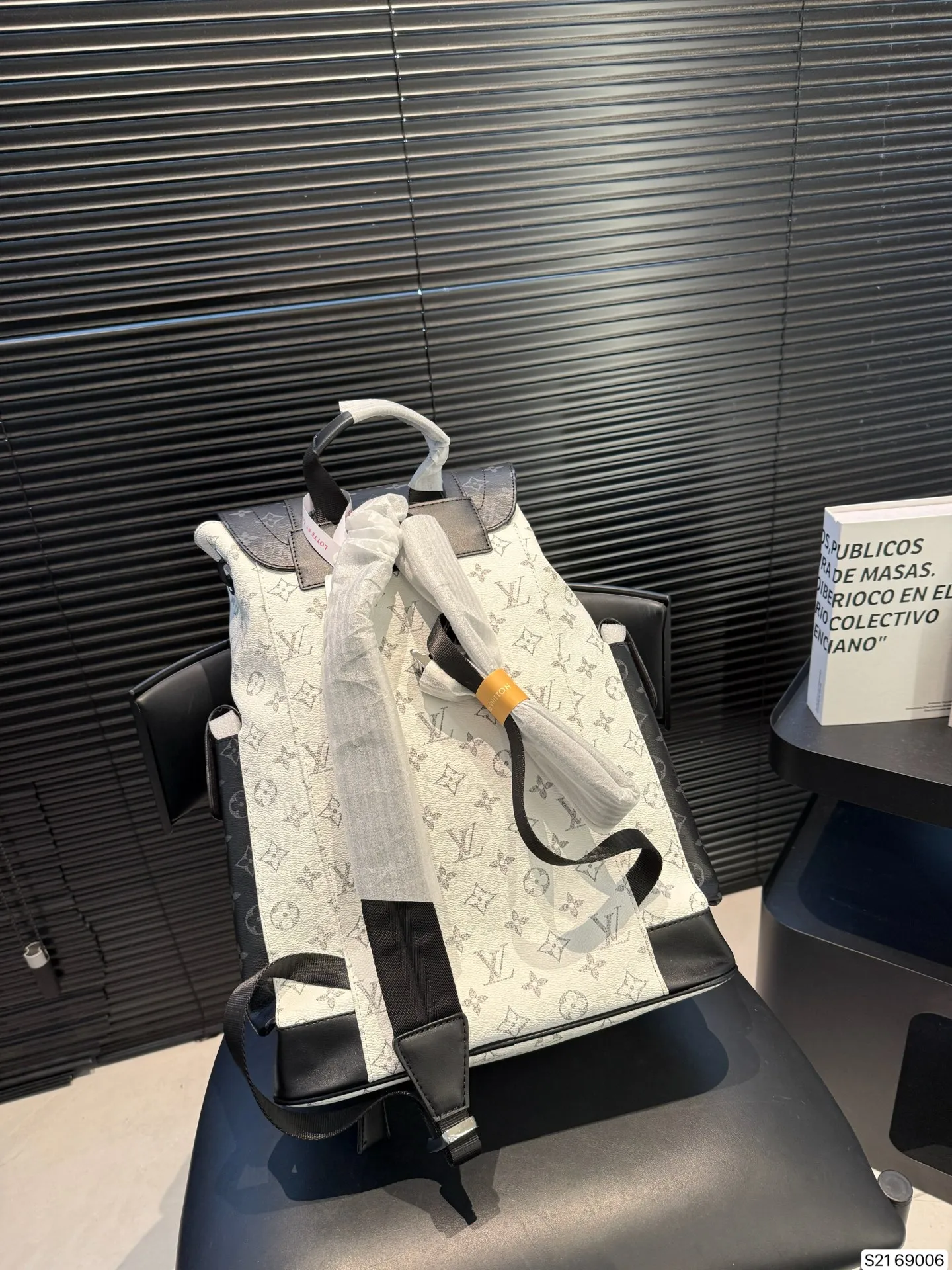 P155 LV 早春最新款 双肩包 这款时尚功能背包是最适合都市活躍人士 它将运动袋形与独特的品牌细节元素结合 背都超好看哦！尺寸: 32 42 货号69006