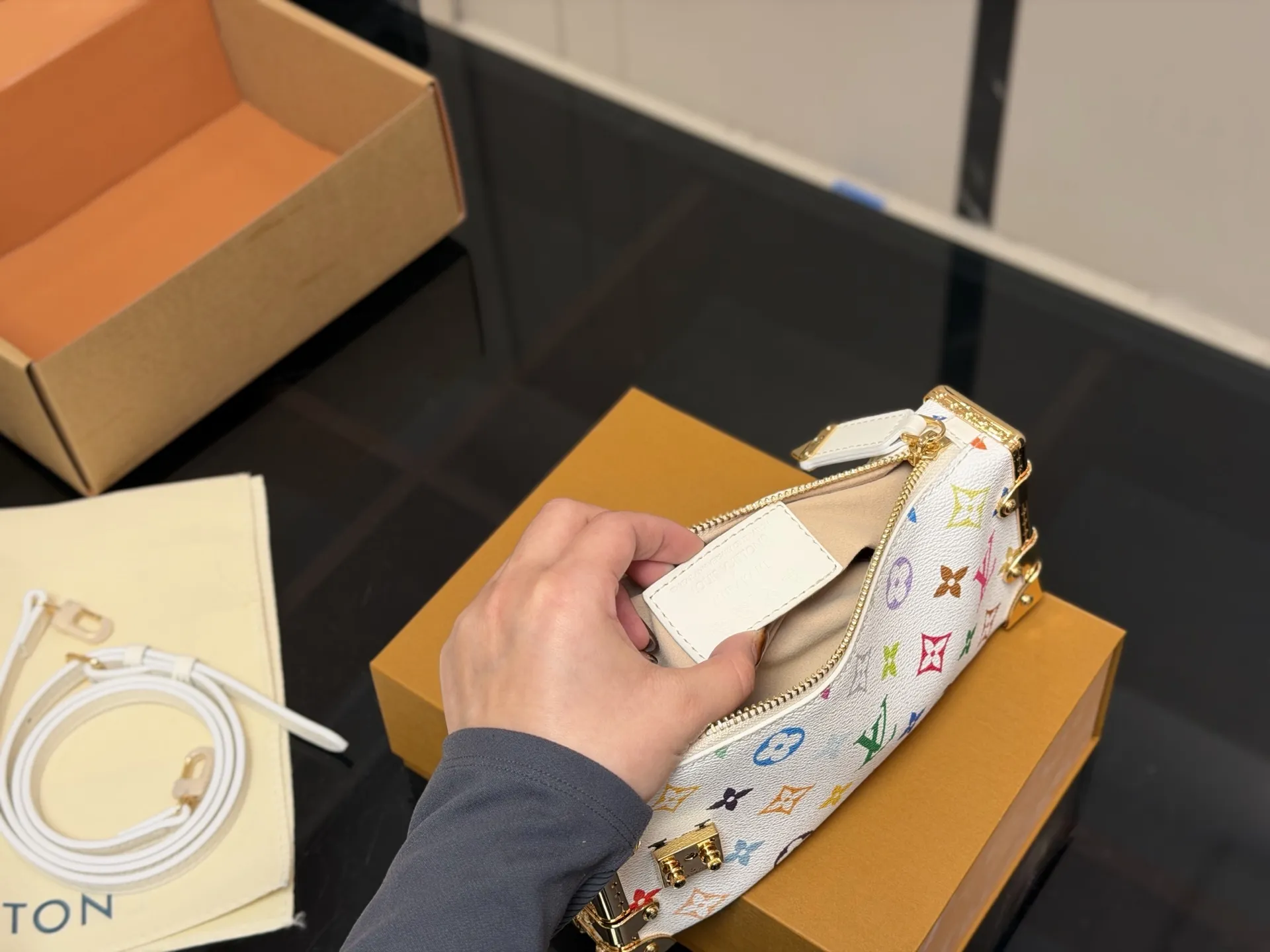 &yen;225 （折叠盒➕飞机盒） size：23*11cm 超时空爆款 Lv王炸新款包 横版谷爱凌 一定要入的它！ 超级洋气 upupup 搜索🔍Lv 软箱子（盒子）