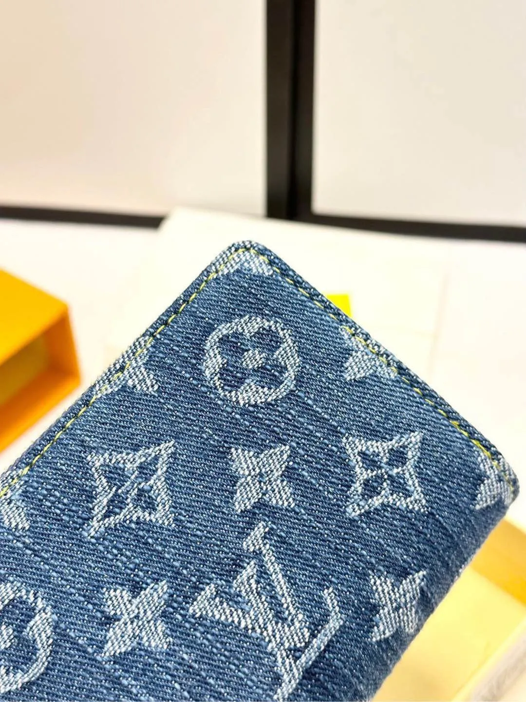 p100🎀颜色 蓝🎀尺寸 11.5x8.5x2.2🎀Portefeuille Roux”采用有机棉制成,并采用交织字母图案的交织字母牛仔布制成。它具有金色 LV 圆形拉手和配套拉链。虽然它是一个小钱包,但它有六个卡位、一个钞票隔层和侧面一个拉链零钱袋