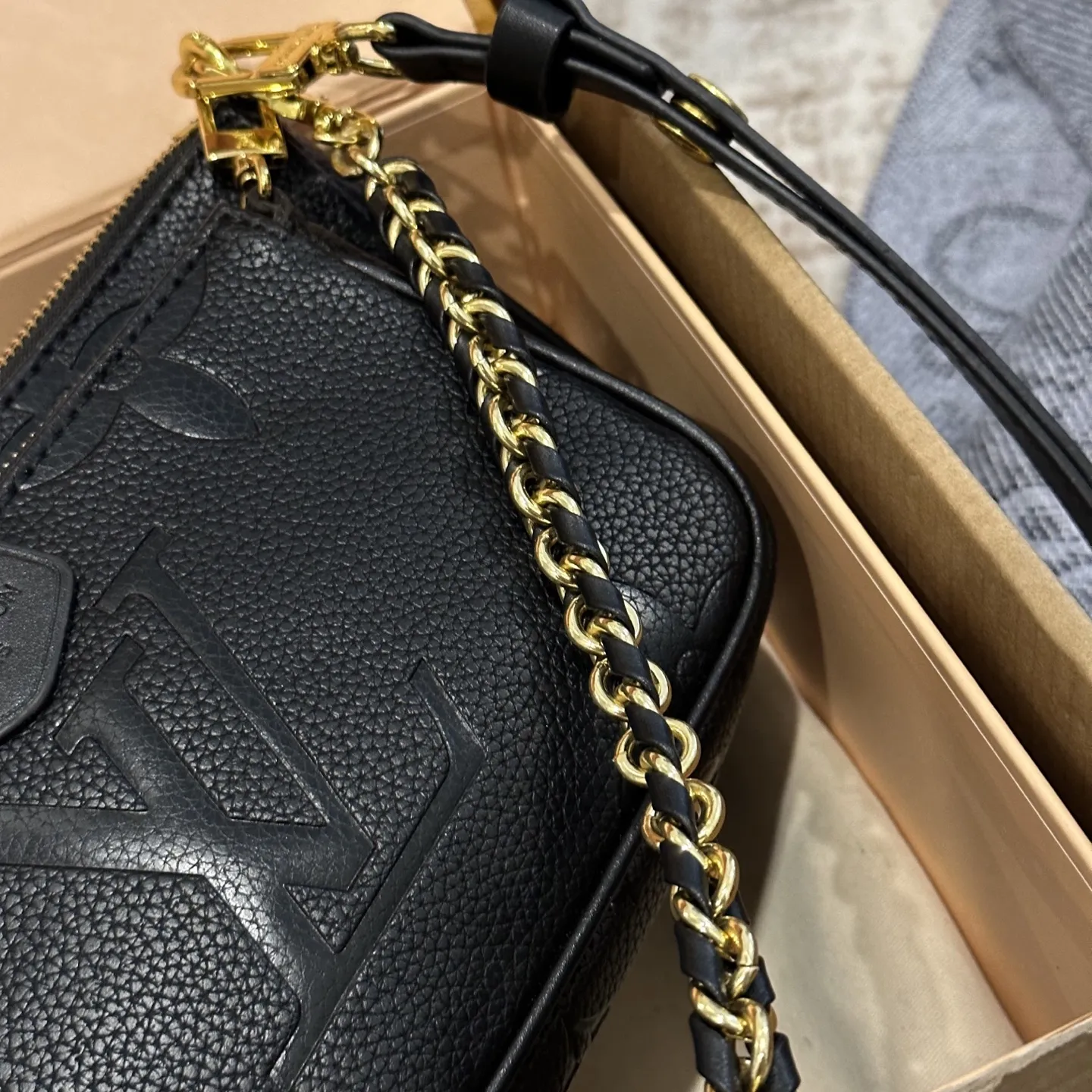 p125 折叠礼盒包装 LV 三合一&rdquo;麻将包有点酷 lv三件套Multi Pochette Accessoires，这两年一直流行的复古风潮，这回再度刮回了经典Monogram上面，丰富的配件赋予了包包无穷的背法，高级变色皮，高级感十足，冬天的话也比较百搭，强烈推荐 ！ 尺寸：大24*13cm 中18*11cm 小9*9cm