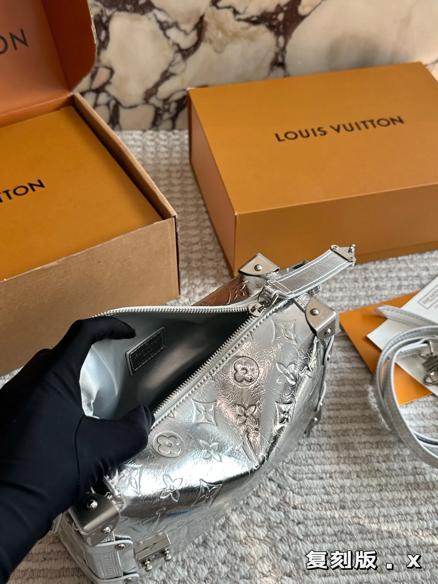 💰220 复刻版 size:23*16cm 超时空爆款 Lv 26王炸新款包trunk 谷爱凌 走秀小软箱s来了终于!!! 超级洋气 upupup 搜索🔍Lv 软箱子(盒子) 全套包装🎁