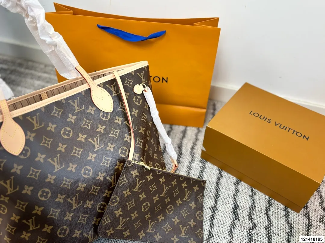 p135 全套包装LV 经典购物袋 Neverfull 全新演绎经典手袋,探索袋内精致细节。重新设计的内袋采用了清新的织物内衬和灵感源自档案馆的复古细节,最值得称道的莫过于可脱卸式拉链手包,它既可单独作为一只精致手拿包使用,亦可作为额外的口袋。明快的内衬色调为 Monogram 经典帆布增加了更多活泼生动之感。尺寸33 30