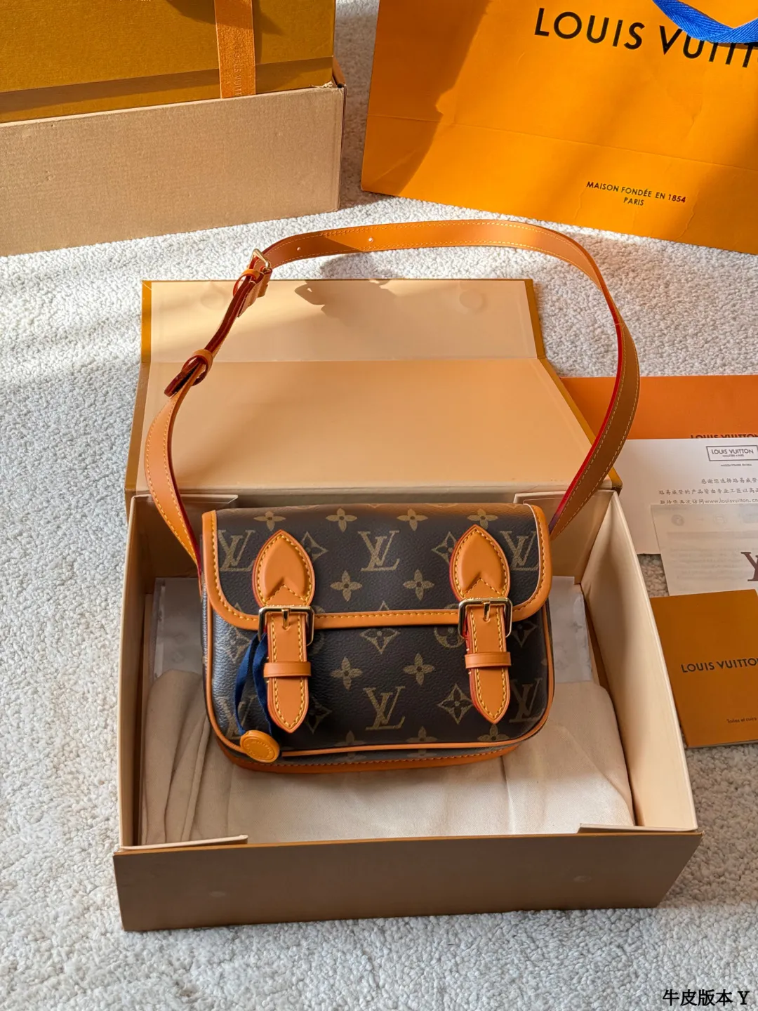 牛皮版本 p230 LV Satchel 迷你邮差包 LV Satchel迷你邮差包,经典Monogram老花帆布+深蜜色牛皮饰边,复古学院风满满!尺寸19x15cm,小巧精致,日常通勤、休闲出行都超适合艹。双扣设计+可调节肩带,单肩斜挎都OK,内部空间能装手机、钥匙、卡包等小物。灵感源自1930年代邮差包,实用又有收藏价值,男女都能轻松驾驭,搭配休闲或复古穿搭都很出彩