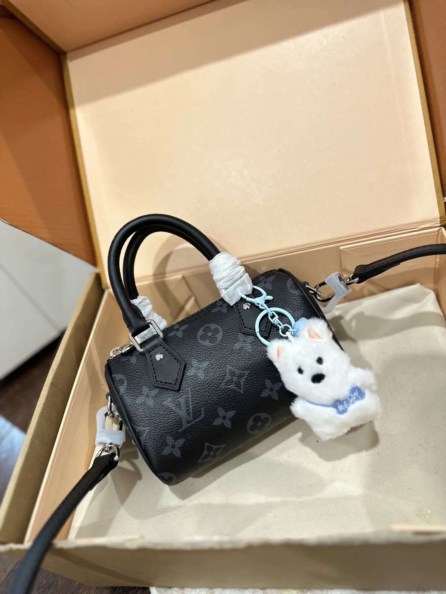 变码芯片p130 送挂件 官网双盒包装 size:16*10cm L家 永远经典Speedy Nano 将欢愉注入每个设计细节! LBuy限量呈献 全新圣诞 设计的 Vivienne Winter Holiday