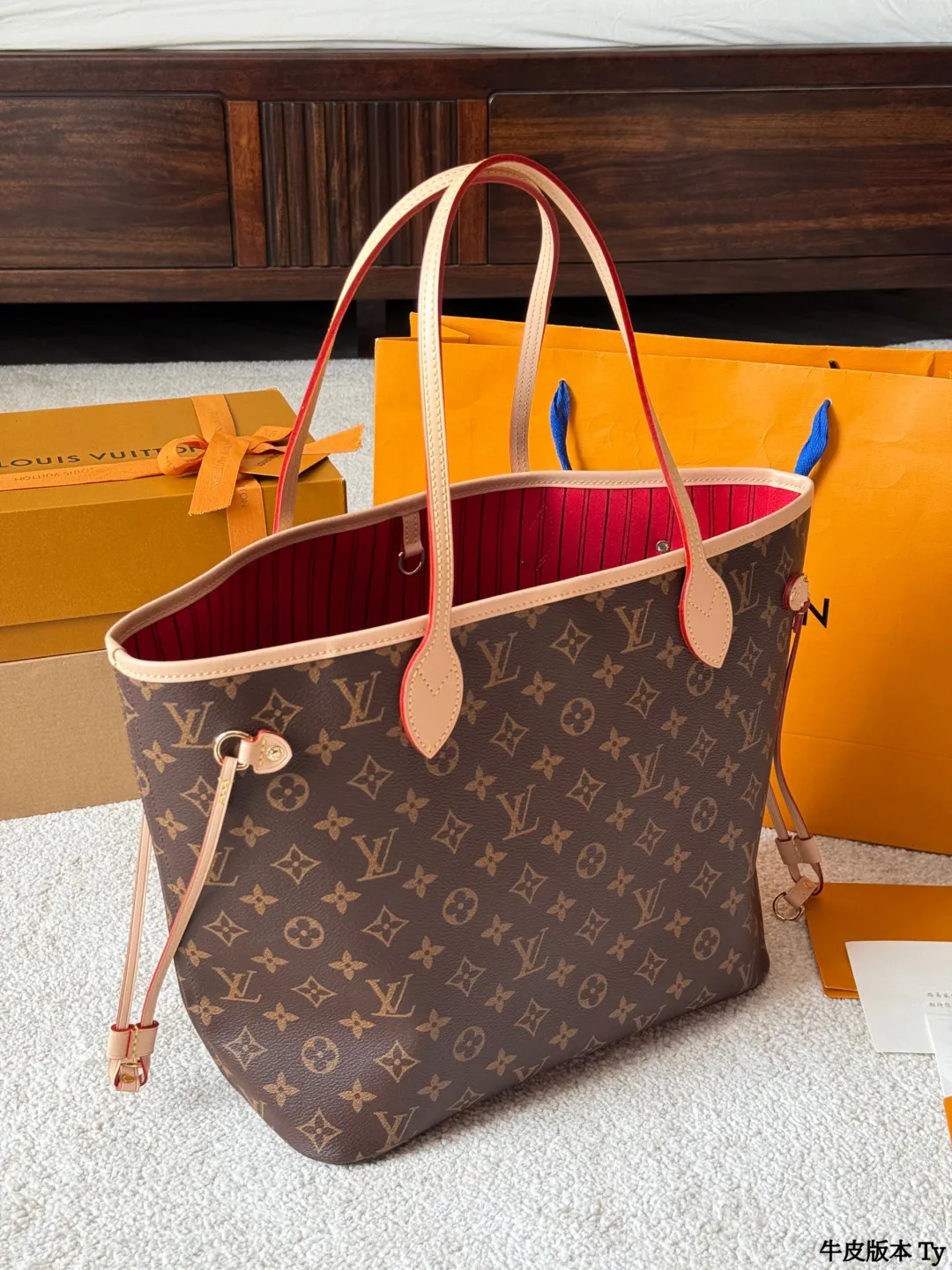 牛皮版本 p175 Lv 牛皮 L家 Neverfull 中号购物袋!入门级的款式哦!绝对的终身款!此物经典不言而喻!街拍和实用都是非常nb的选择!大家拿到后可以感受下,皮质颗粒之间空袭分明,宽度平均,摸上去软硬适中,变色皮哦!尺寸 :32 *28 (密封折叠礼盒包装 配海关贴 发票 免税店证书📄)