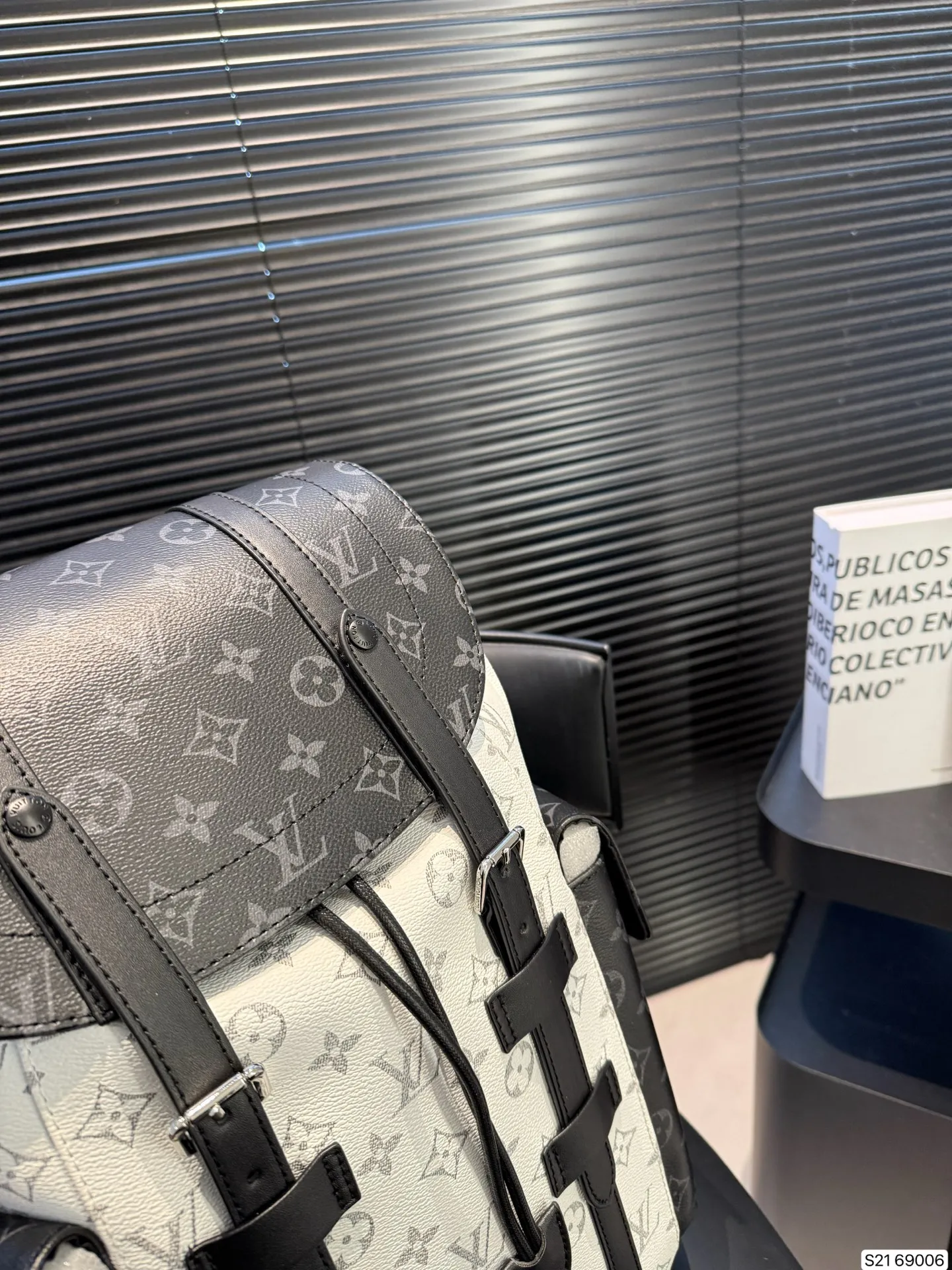 P155 LV 早春最新款 双肩包 这款时尚功能背包是最适合都市活躍人士 它将运动袋形与独特的品牌细节元素结合 背都超好看哦！尺寸: 32 42 货号69006