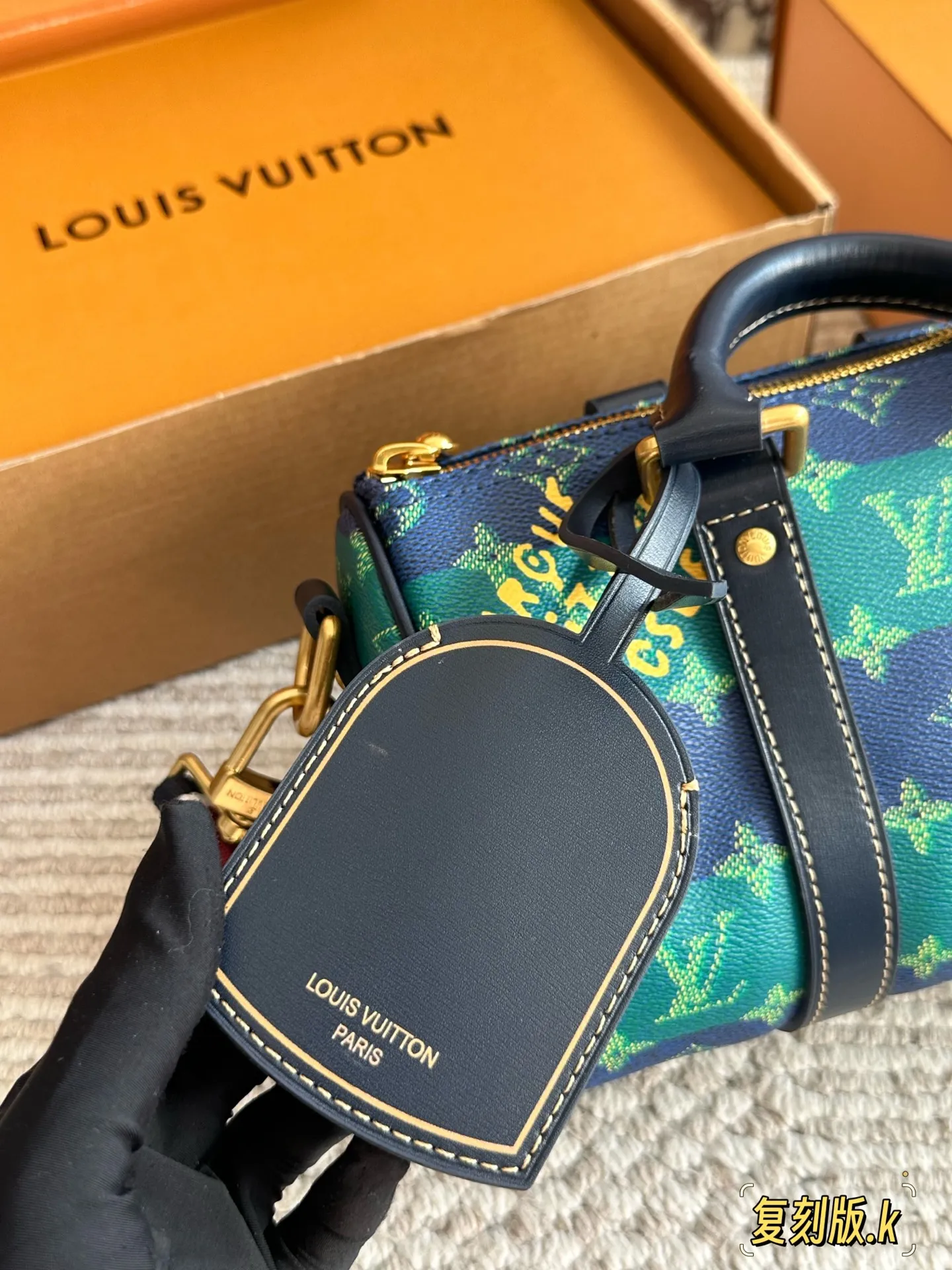 ¥230 复刻版 Lv X Nigo Keepall xs 枕头包 手袋是一款理想的都市手袋。 标志性的造型与经典的 Monogram 帆布,加之多种携带方式和奢华的天然牛皮饰边为该包平添一份时尚前卫之感。尺寸:25 14cm全套礼盒