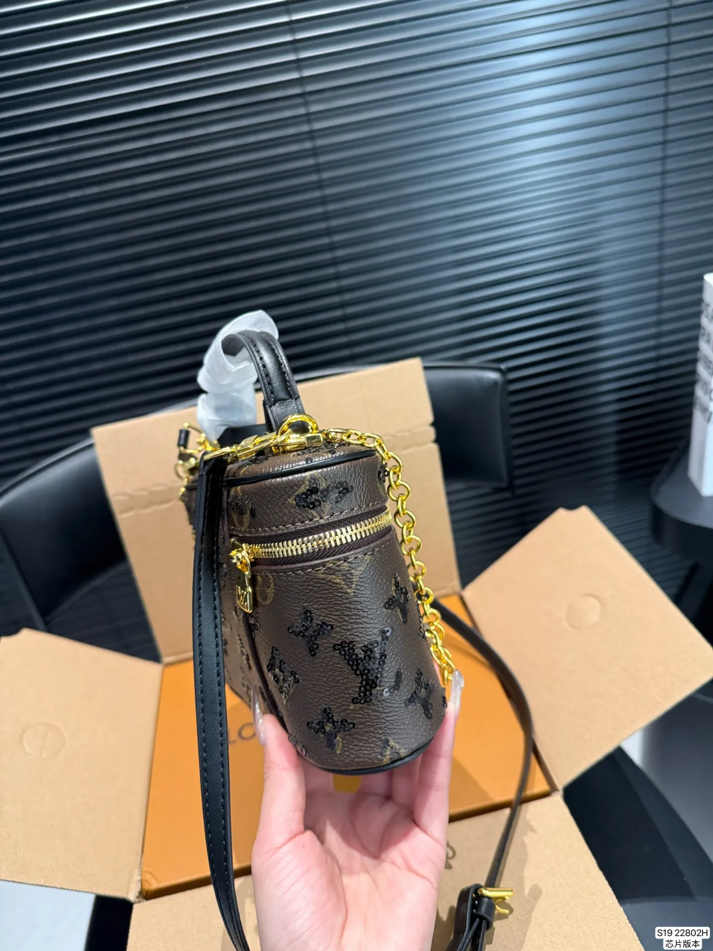 P145 配飞机盒折叠盒子芯片版本 季的化妆包颇受时尚界的青睐,看到第一眼就种草了!!造型很硬核 但空间很实用~走在路上就是一道行走的风景线啊。回头率杠杠的~ 而且真的好好搭!瞬间成为了这季街拍中的常客这只精致的LV化妆包,难道她不香吗~今年度过炎炎夏天的动力 ,就靠她给我补给了尺寸:19 12 货号22802