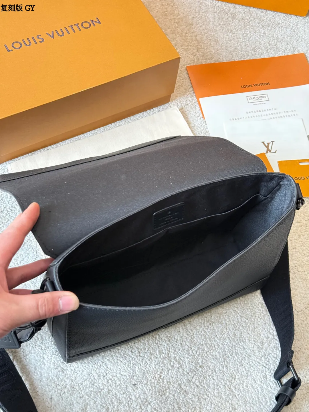 复刻版 p280 LV Takeoff 小号邮差包 LV Takeoff小号邮差包，黑色粒面牛皮+经典 Monogram压纹，低调又有质感！翻盖设计+可拆卸肩带，单肩or斜挎都OK，通勤休闲都能搭。尺寸刚好，手机钱包轻松装下，实用又时髦，是男士必入的经典单品！ 尺寸 28 22cm