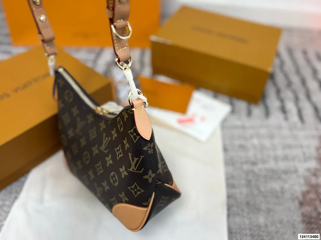 p160配礼盒🎁 Lv 牛角包 单肩斜挎中古 vintage包包v老花村上隆限定薇薇安女包LV老花限定 ！超美！好多网红潮人都在背 单肩斜挎背这款包看着简单，搭配起来特别有范！被外观真的迷倒 尺寸：26*9*15cm