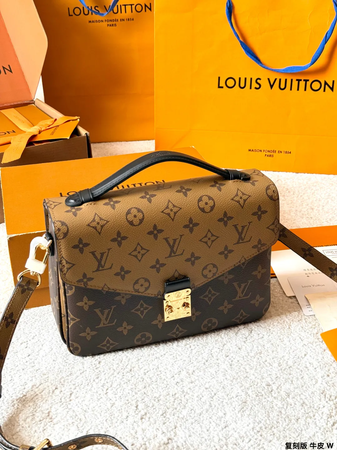 复刻版 牛皮 p195 Lv Pochette Métis 邮差包 复刻版 牛皮 邮差包老花手提单肩斜挎包,优雅低调的外形设计和宽敞的包身更加入了实用性,LV闪亮的纯钢金色五金配件- 可调节肩带,配有树糕皮的肩垫,拉链闭合 超细纤维内衬 尺寸:25*20cm