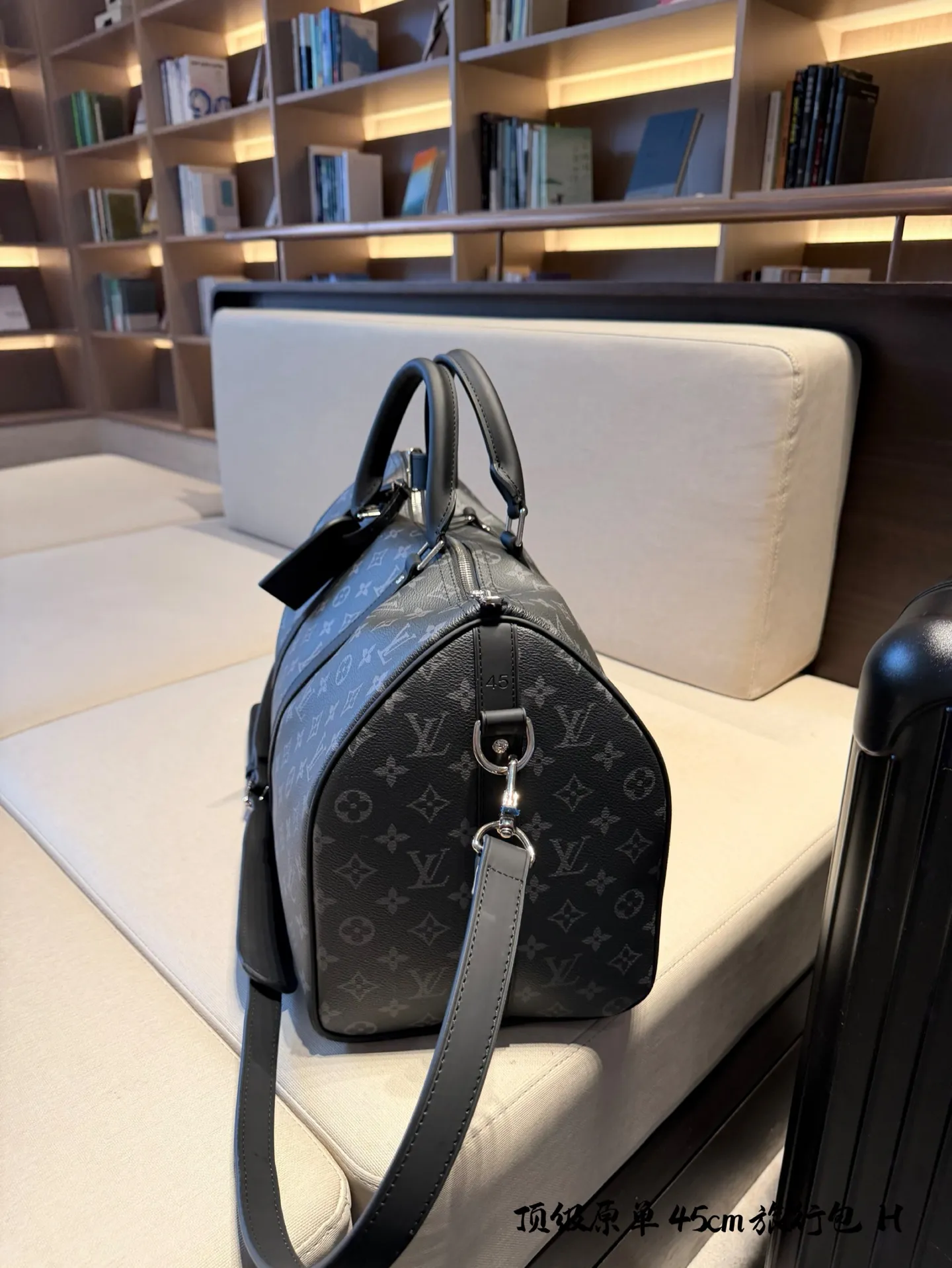lv 旅行包p220 超酷中LV Keepall老花旅行袋 LVKeepall 出差旅行最常用的一只包 这是超酷的一只包 可以做健身包,也可做旅行袋 容量超级感人非常的实用! 出差三四天背这只包,衣服和洗漱用品完全足够!最主要是凹造型最棒了~ 马上爱豆出街的赶脚 路易威登Louis Vuitton 9VintageMusevie 中古店Iv keepall老花手提包包 45cm无盒