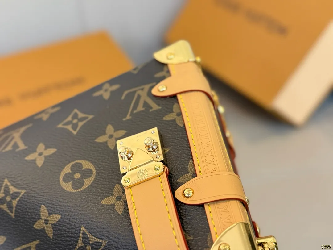 原版复刻¥225飞机盒 钢五金163变码芯片 谷爱凌同款 秀款 小箱子 LV Side trunk 谷爱凌 盒子包/ 箱子包 新款!是软软的小箱子 很多精致的小细节在里面 大容量又实用又好凹造型 长短肩带随意切换 无论是富婆还是可可爱爱 都可以凹出超好看的造型尺寸 23 16