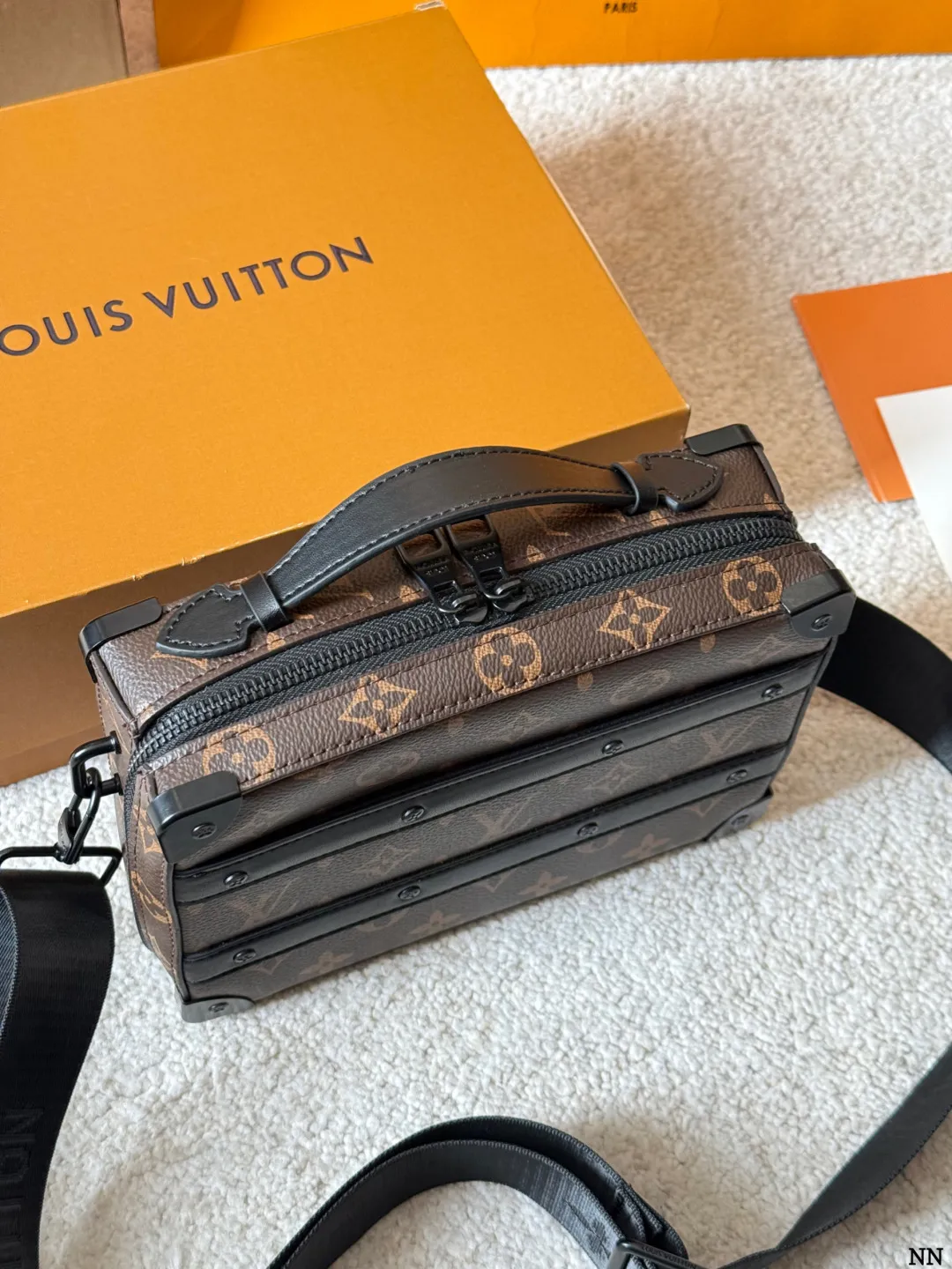 p170 LV Handle Soft Trunk手袋 2LV Handle Soft Trunk手袋,经典MonogramMacassar涂层帆布+黑色牛皮饰边,金属铆钉点缀,复古行李箱风格超有辨识度 。21.5x15x7cm21.5x15x7cm,内部风琴隔层+前贴袋,收纳超方便!肩带可拆卸、可调节,手提、单肩、斜挎都OK,男女都能轻松驾驭,通勤休闲都很 百搭~