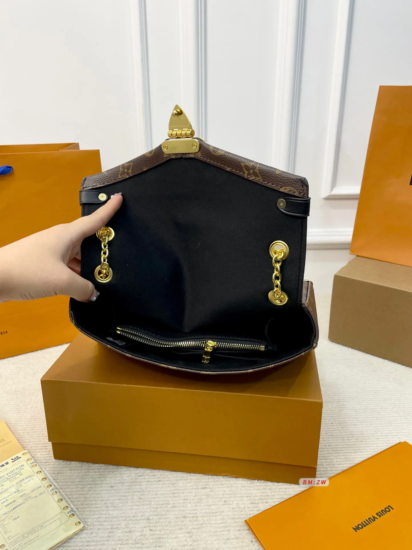 💰185 配折叠盒子 LV Trunkie链条包,2025春夏系列新品,经典Monogram老花帆布+金属链条,复古又时髦✨。小巧精致,配可拆卸肩带,手提、单肩、斜挎都OK!灵感来自LV档案馆,融合邮差包元素,翻盖+金属锁扣超有辨识度🧳。内部空间合理,通勤出行都很实用,是经典与现代的完美结合! 尺寸:26*8*17