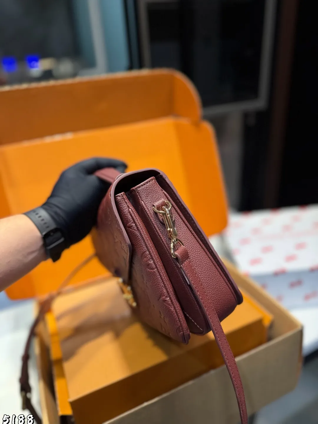 ❤️p215（礼盒包装）❤️ Lv 路易威登｜Pochette Metis East west Mini 新款邮差包 LV邮差包老花手提单肩斜挎包，优雅低调的外形设计和宽敞的包身更加入了实用性，LV闪亮的纯钢金色五金配件- 可调节肩带，配有树糕皮的肩垫，拉链闭合 超细纤维内衬 尺寸 21 14cm