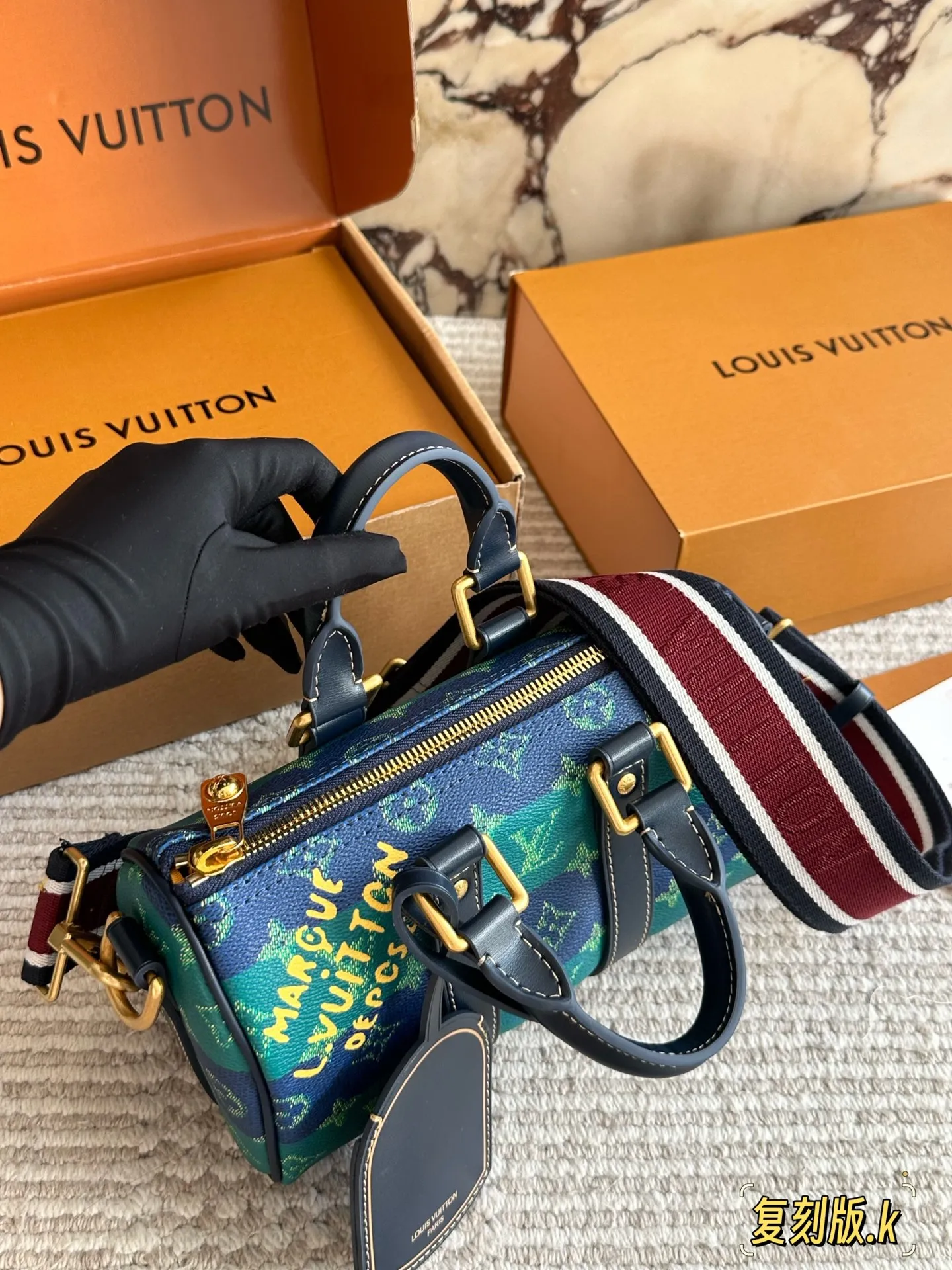 &yen;230 复刻版 Lv X Nigo Keepall xs 枕头包 手袋是一款理想的都市手袋。 标志性的造型与经典的 Monogram 帆布，加之多种携带方式和奢华的天然牛皮饰边为该包平添一份时尚前卫之感。尺寸：25 14cm全套礼盒