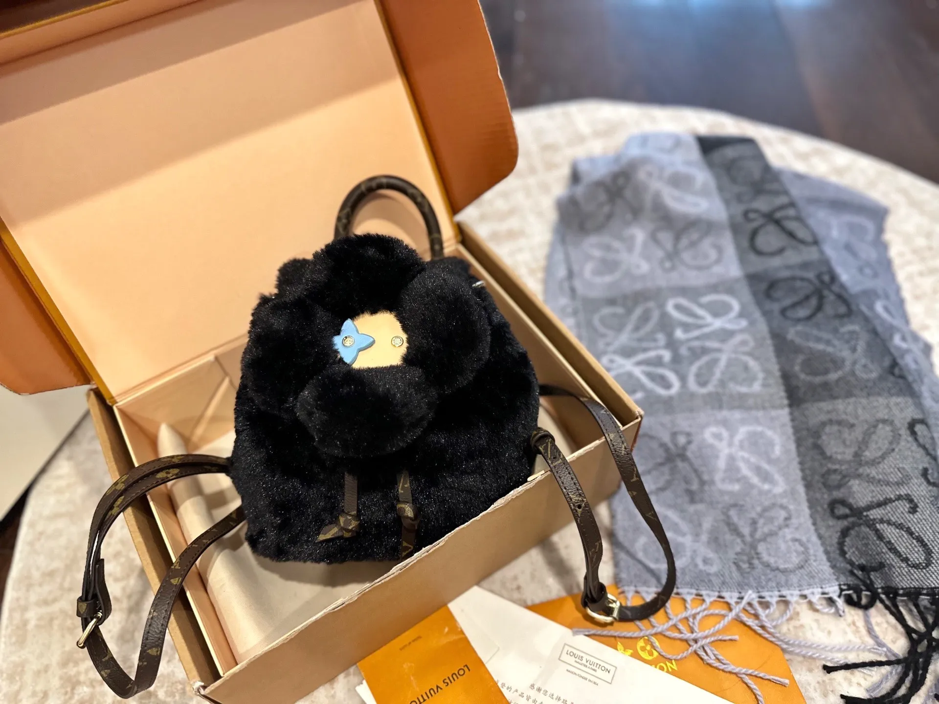 p120 礼盒包装 size 20 26 LV SKI滑雪系列vivienne Ski Snow系列 毛毛 双肩包 手机包 Louis Vuitton超限量Vivienne双肩包全日本限量发 等了一个月终于到货咯实物真的很可爱 容量感人 超可爱的手机包