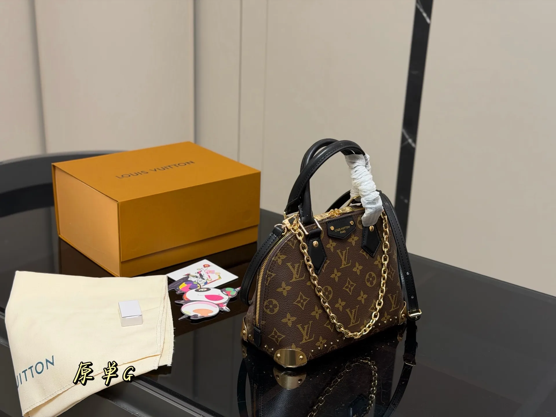 ¥240 折叠盒飞机盒 Lv新款 alma trunk 贝壳 我能get到了耶!真好看! 这次包型做了升级 真的好酷好喜欢! 好适合搭配酷酷的 复古的衣服 链条的吊坠一点要加上 而且是我喜欢的黑色细肩带 尺寸:23.17cm