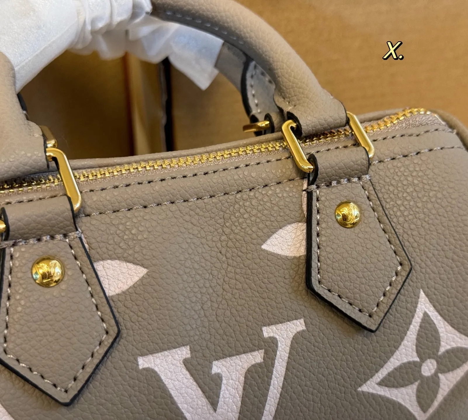 P165 16cm(折叠盒飞机盒) size:16×10 LV 路易威登Speedy nano迷你枕头包💕 新款的肩带可以调节拆卸; 线条精致,小巧轻便又时尚~ 细节质感在线,四季百搭‼️