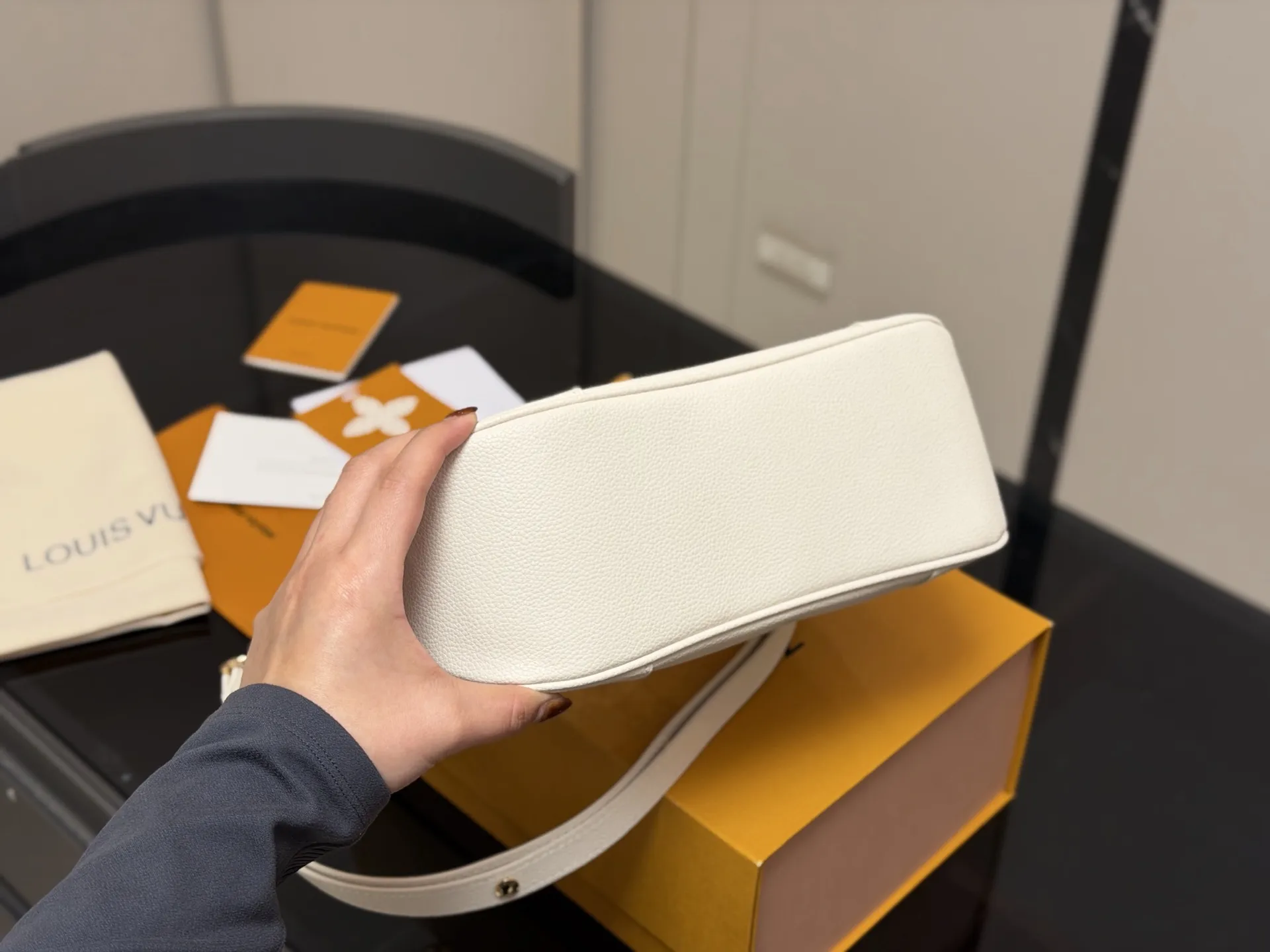 ¥180 配折叠盒 size:29*16cm Lv 最新款牛角包 原版五金! 定制版直接采用小牛皮 Vintage 经典单肩包 配置肩带➕链条 单肩斜挎都无敌好看百搭!