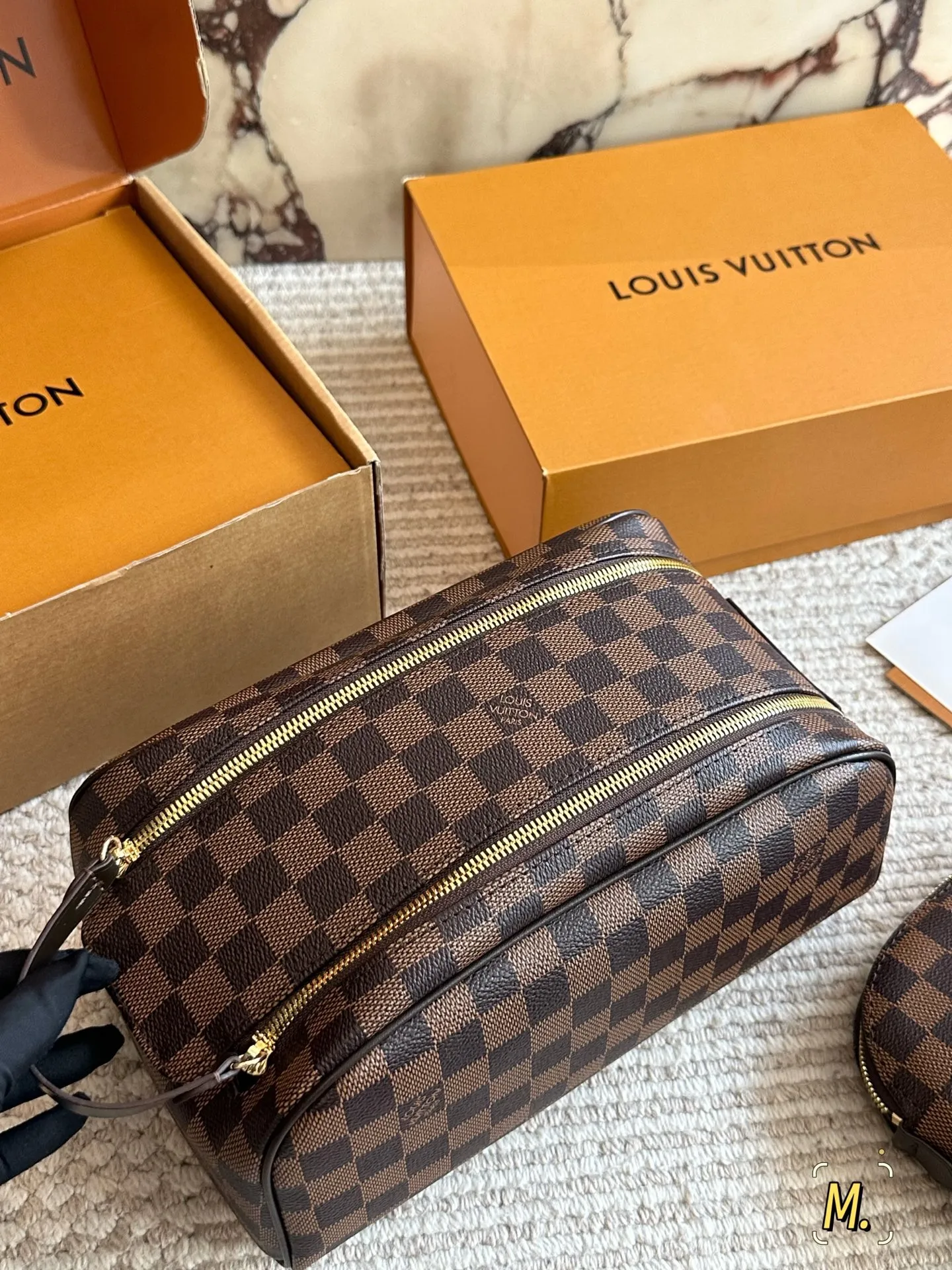 高版本💰145 L家时尚化妆包再次出货,永远都不会过时,女士们的必备品,男士们,女士们,通通可以使用,球星内马尔及各大牌明星,酷爱的一款双拉链的手包➕化妆包,经典老花,面料采用:进口原版PVC面料,尺寸 :27 14cm