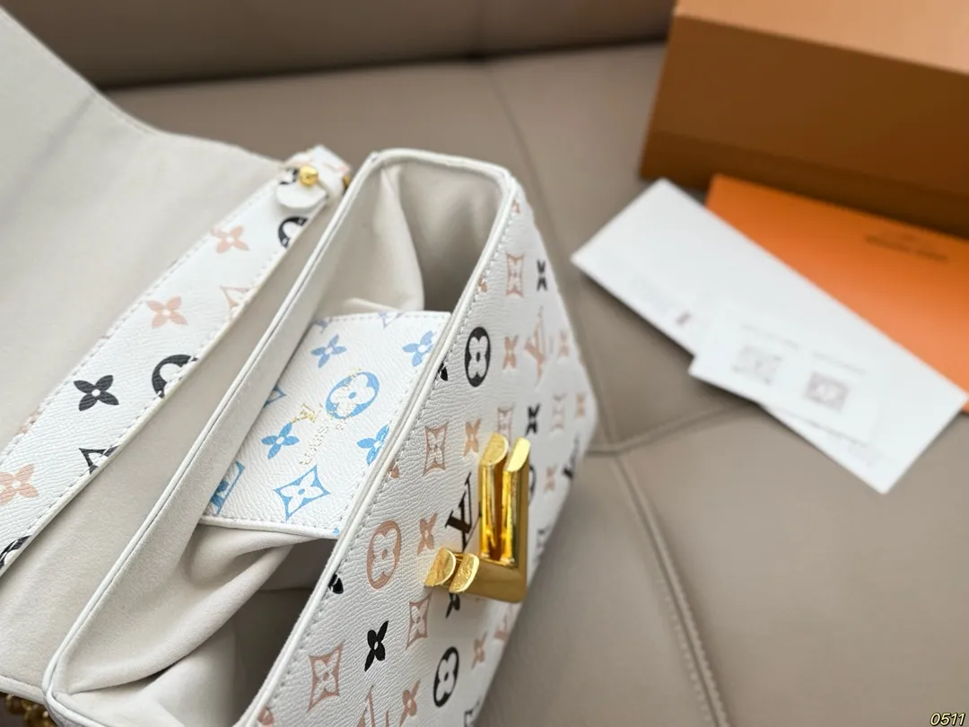 ¥145折叠盒 原版五金带logo LVTwist新款包包 复古优雅 永远的经典 正式休闲皆可 日常通勤无压力 尺寸:23 16