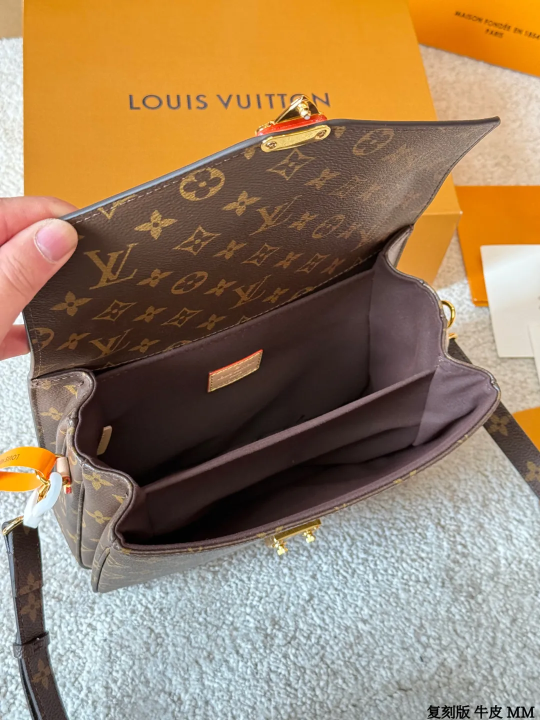 复刻版 牛皮 p260 Lv Pochette Métis 邮差包 复刻版 牛皮 邮差包老花手提单肩斜挎包,优雅低调的外形设计和宽敞的包身更加入了实用性,LV闪亮的纯钢金色五金配件- 可调节肩带,配有树糕皮的肩垫,拉链闭合 超细纤维内衬 尺寸:25*20cm