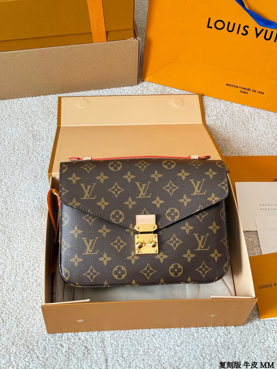 复刻版 牛皮 p260 Lv Pochette Métis 邮差包 复刻版 牛皮 邮差包老花手提单肩斜挎包,优雅低调的外形设计和宽敞的包身更加入了实用性,LV闪亮的纯钢金色五金配件- 可调节肩带,配有树糕皮的肩垫,拉链闭合 超细纤维内衬 尺寸:25*20cm