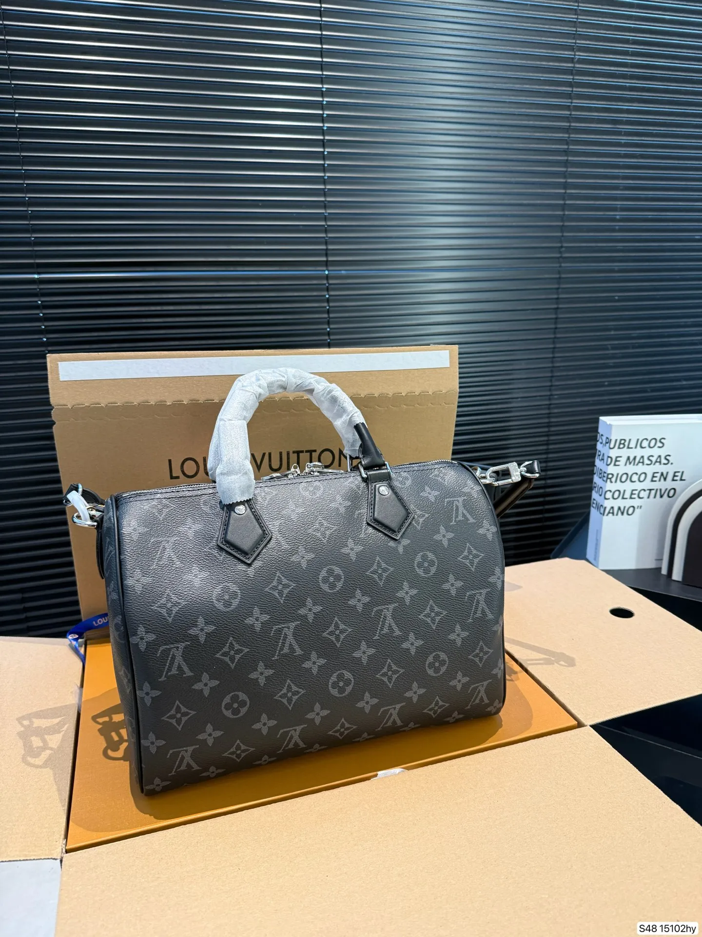 P290 配飞机盒折叠盒 Lv X Nigo Keepall 30.枕头包 手袋是一款理想的都市手袋。 标志性的造型与经典的 Monogram 帆布,加之多种携带方式和奢华的天然饰边为该包平添一份时尚前卫之感。尺寸:30 21货号15102