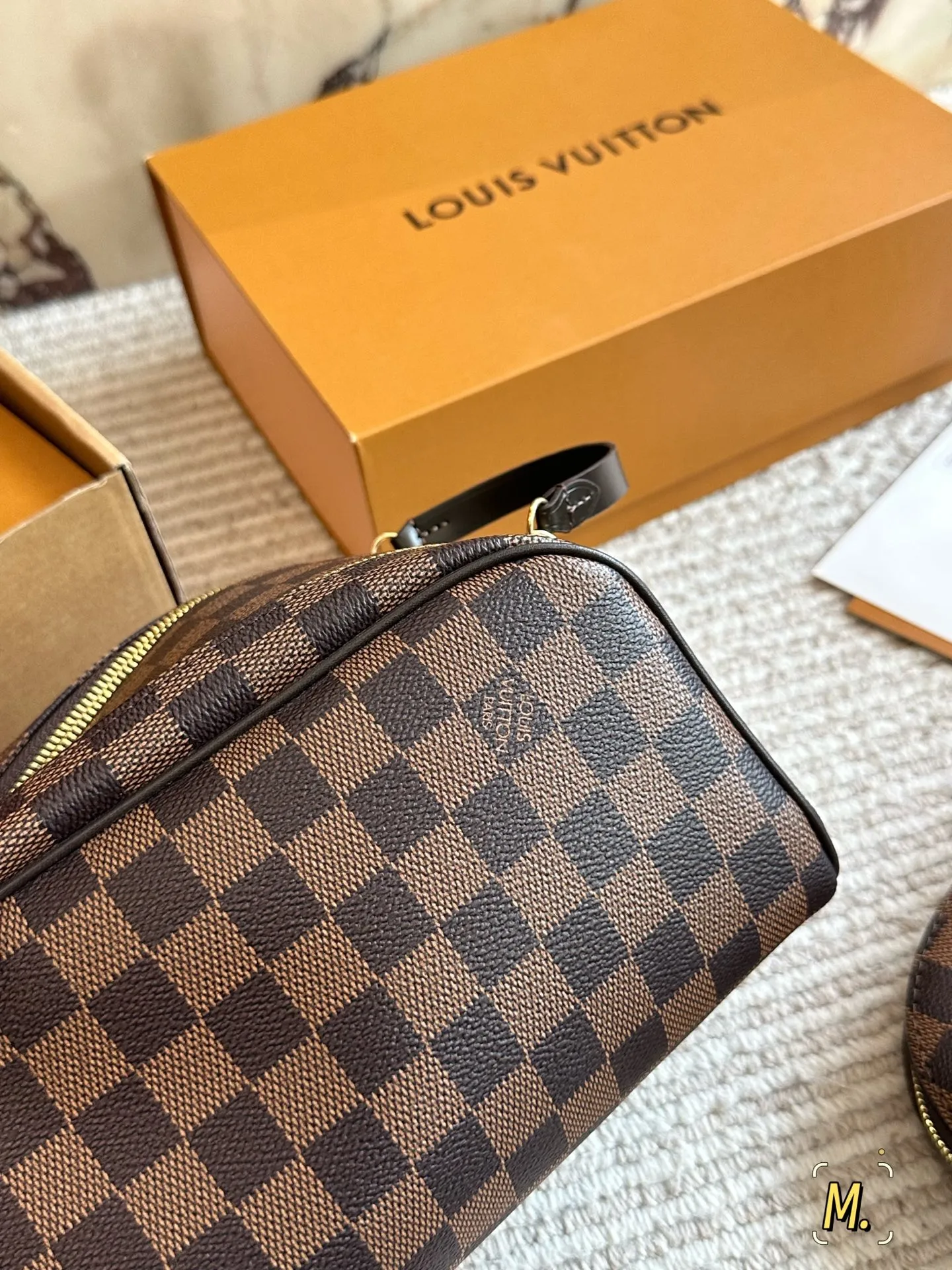 高版本💰145 L家时尚化妆包再次出货，永远都不会过时，女士们的必备品，男士们，女士们，通通可以使用，球星内马尔及各大牌明星，酷爱的一款双拉链的手包➕化妆包，经典老花，面料采用：进口原版PVC面料，尺寸 ：27 14cm