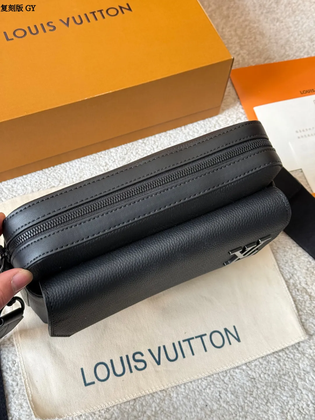 复刻版 p225 LV Takeoff 小号邮差包 LV Takeoff小号邮差包,黑色粒面牛皮+经典 Monogram压纹,低调又有质感!翻盖设计+可拆卸肩带,单肩or斜挎都OK,通勤休闲都能搭。尺寸刚好,手机钱包轻松装下,实用又时髦,是男士必入的经典单品! 尺寸 23 18cm