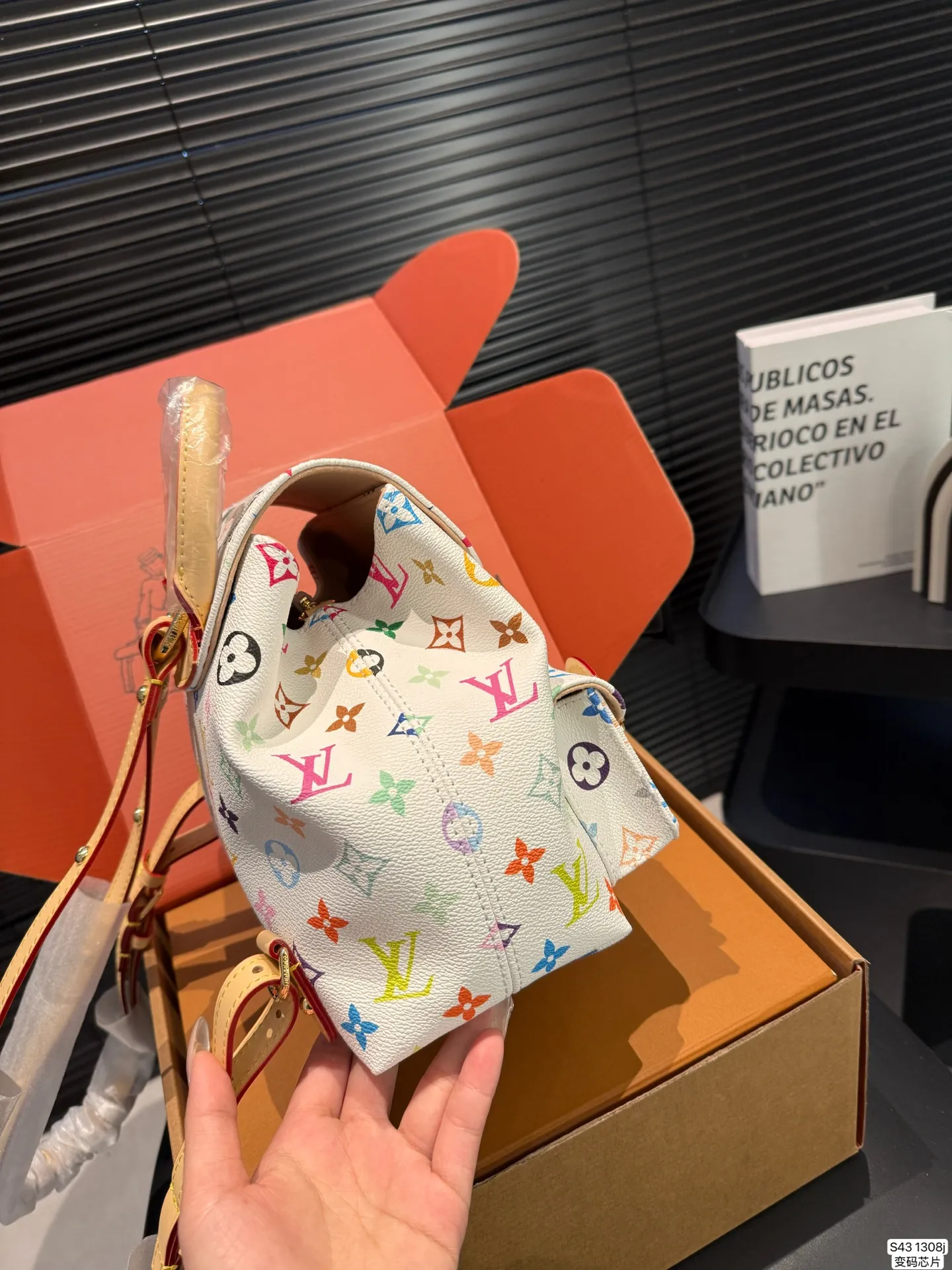 P265 配飞机盒折叠盒子 LV双肩包 配变码芯片 LV尤物!人间白三彩真漂亮啊白三彩系列每一只都值得收藏，又可以搭配俏皮可爱下次想试试洒脱一点穿搭彩色老花 五彩缤纷的少女心满出来这只包适配乐开了花的心情 尺寸：20 20货号13081