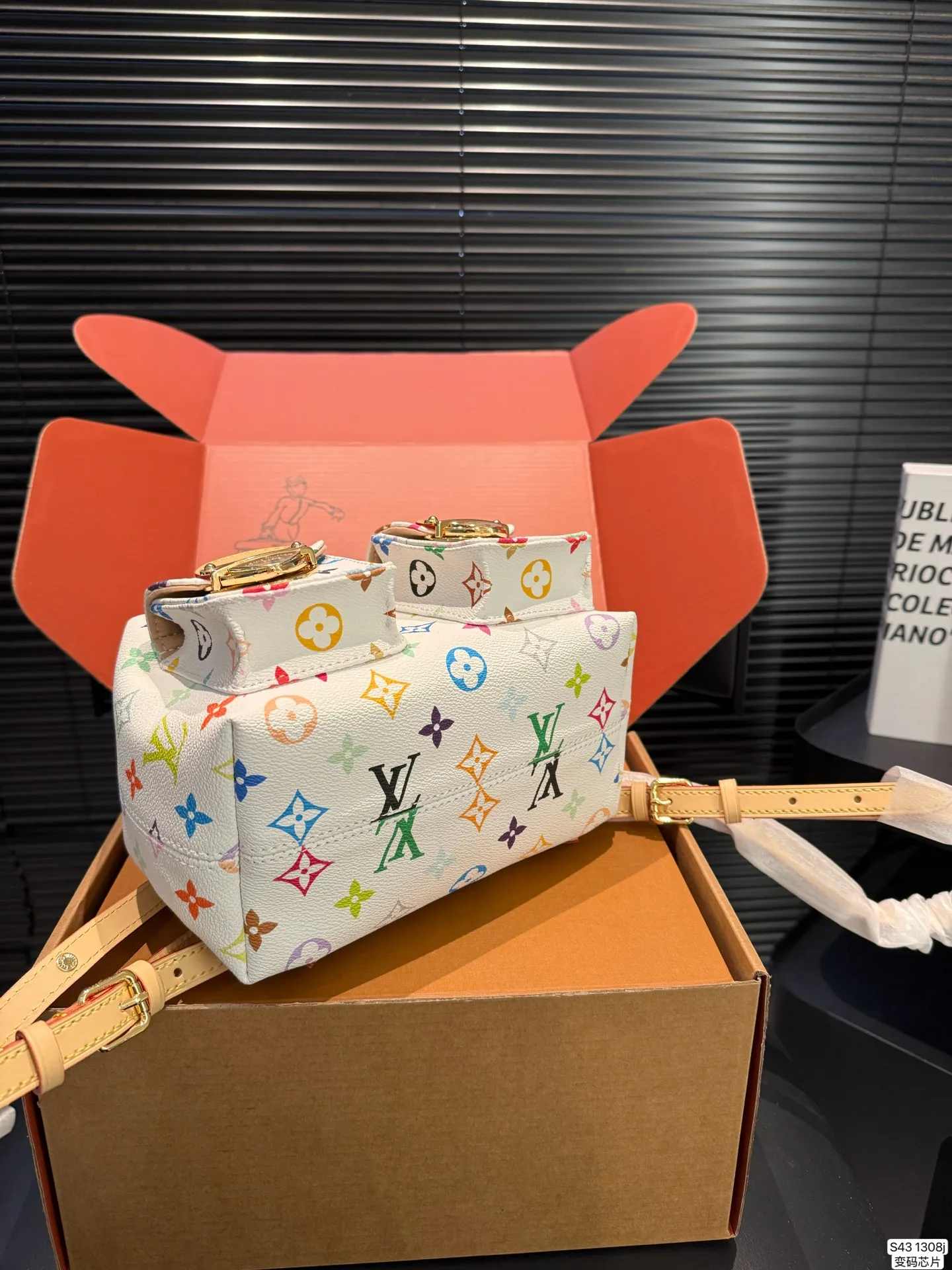 P265 配飞机盒折叠盒子 LV双肩包 配变码芯片 LV尤物!人间白三彩真漂亮啊白三彩系列每一只都值得收藏，又可以搭配俏皮可爱下次想试试洒脱一点穿搭彩色老花 五彩缤纷的少女心满出来这只包适配乐开了花的心情 尺寸：20 20货号13081