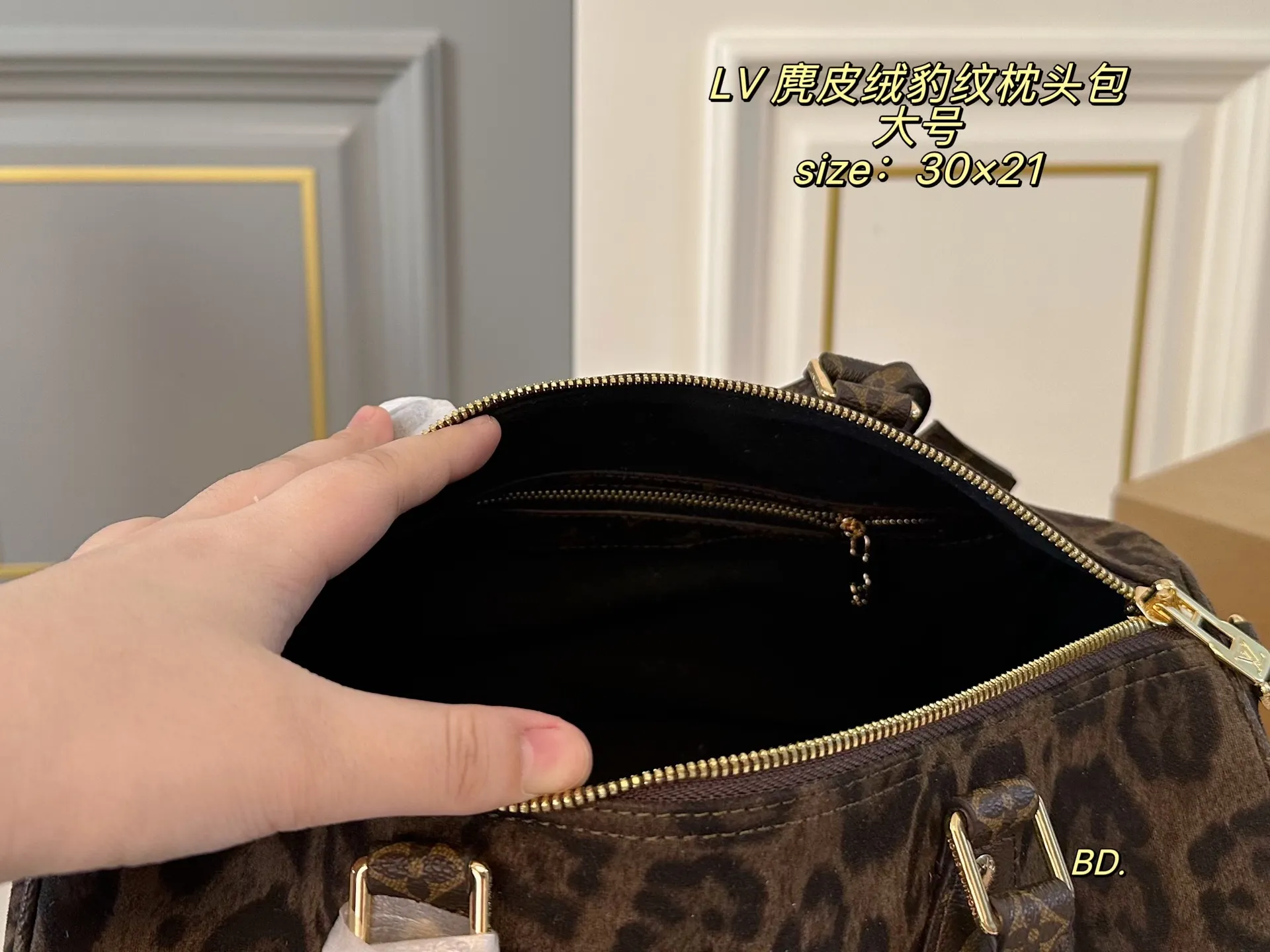 P165 大号(无盒) size:30×21 LV 路易威登麂皮绒speedy豹纹枕头包💕 经典重现,轻便又时尚~ 肩带🉑️调节,可手提,可拆卸! 麂皮绒➕豹纹设计 浓浓复古风,超级实用❗️